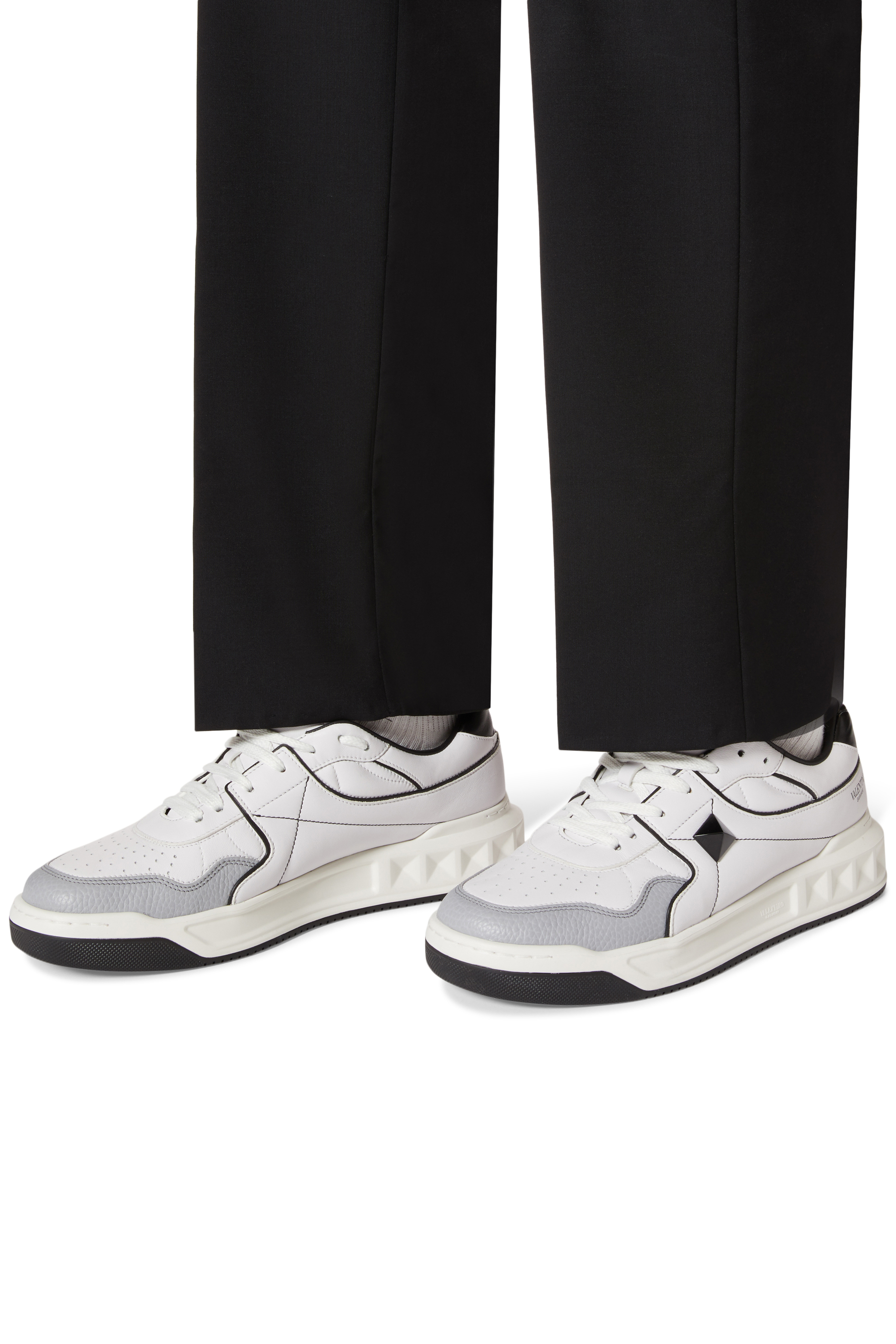 سنيكرز فالنتينو غارافاني أسفل الكاحل بحلية هرمية