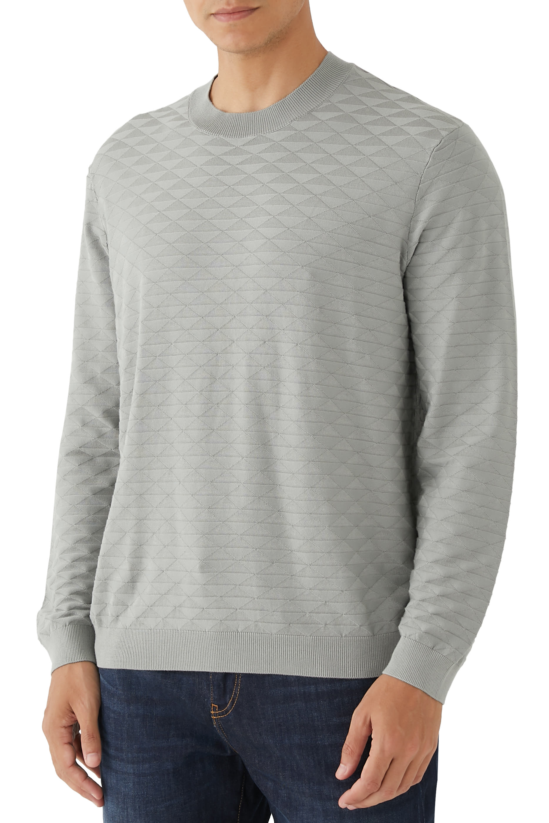 سترة بياقة ضيقة وأكمام طويلة