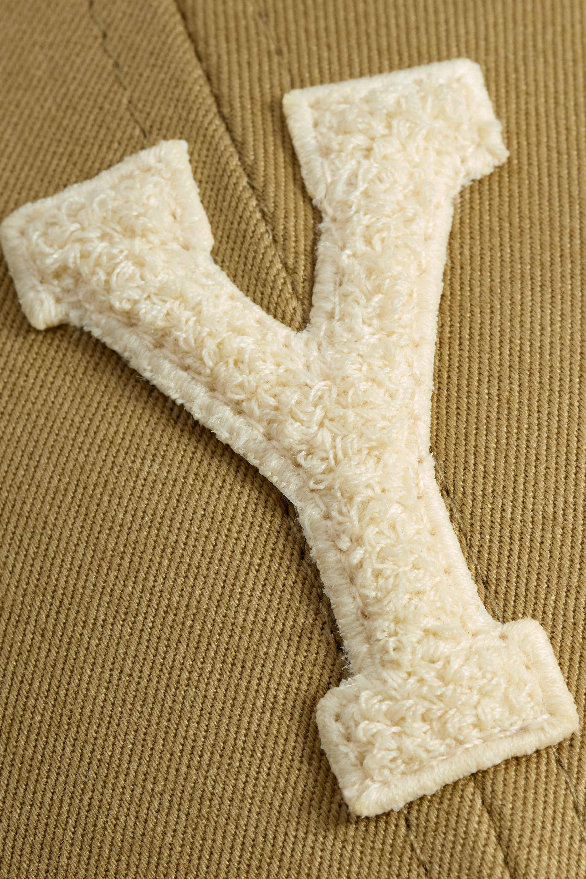 كاب بنقشة Y بتصميم جامعي