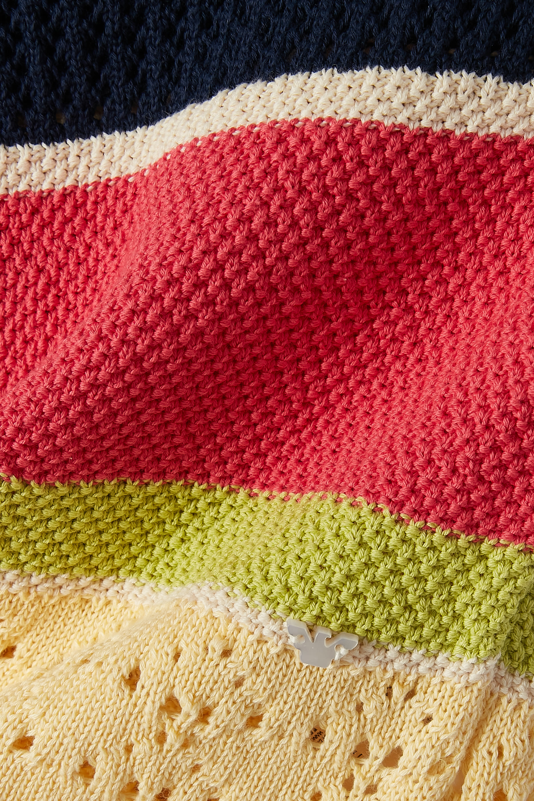 سترة مع تفاصيل كروشيه للأطفال