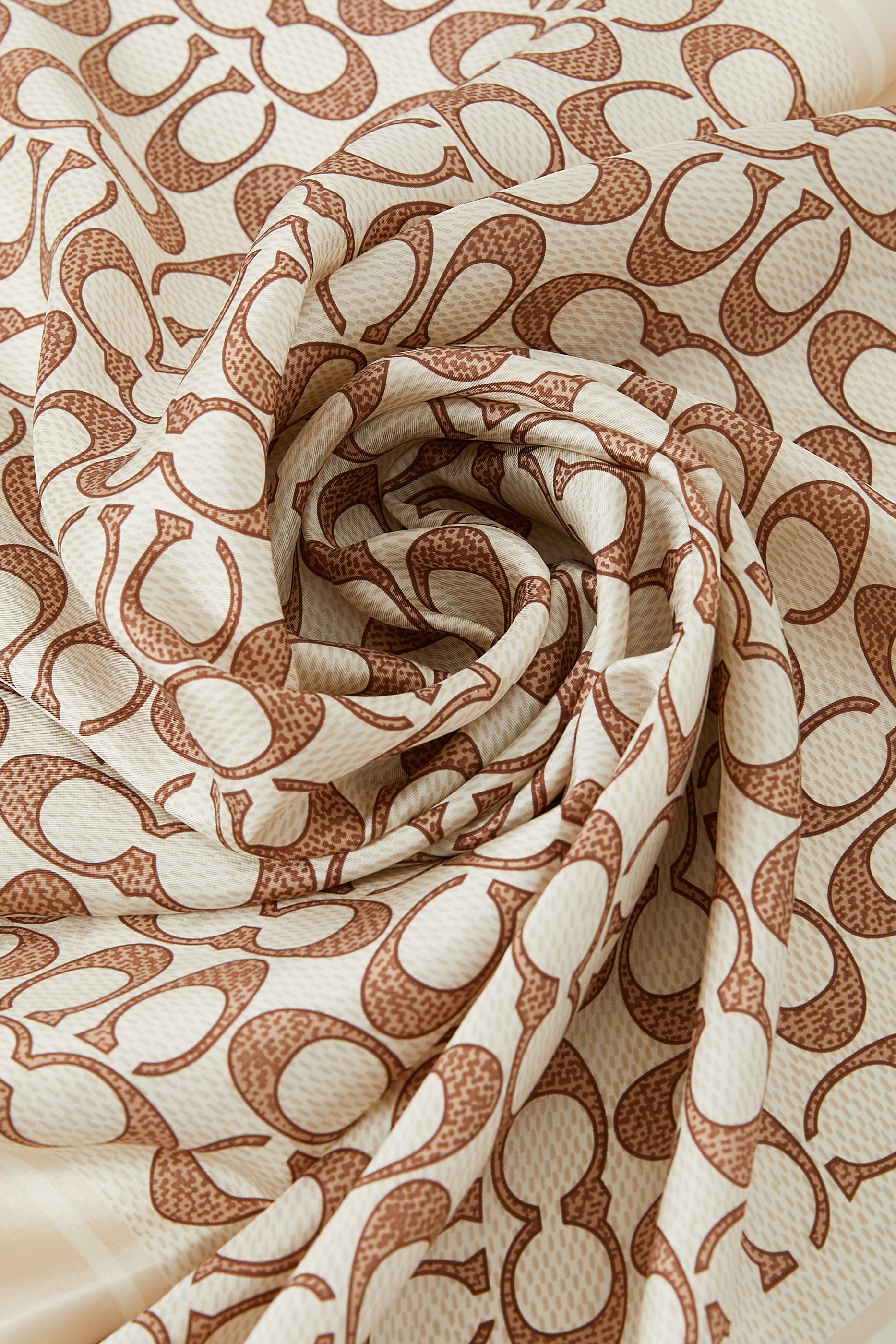 وشاح مربع كلاسيكي بطبعة شعار الماركة حرير