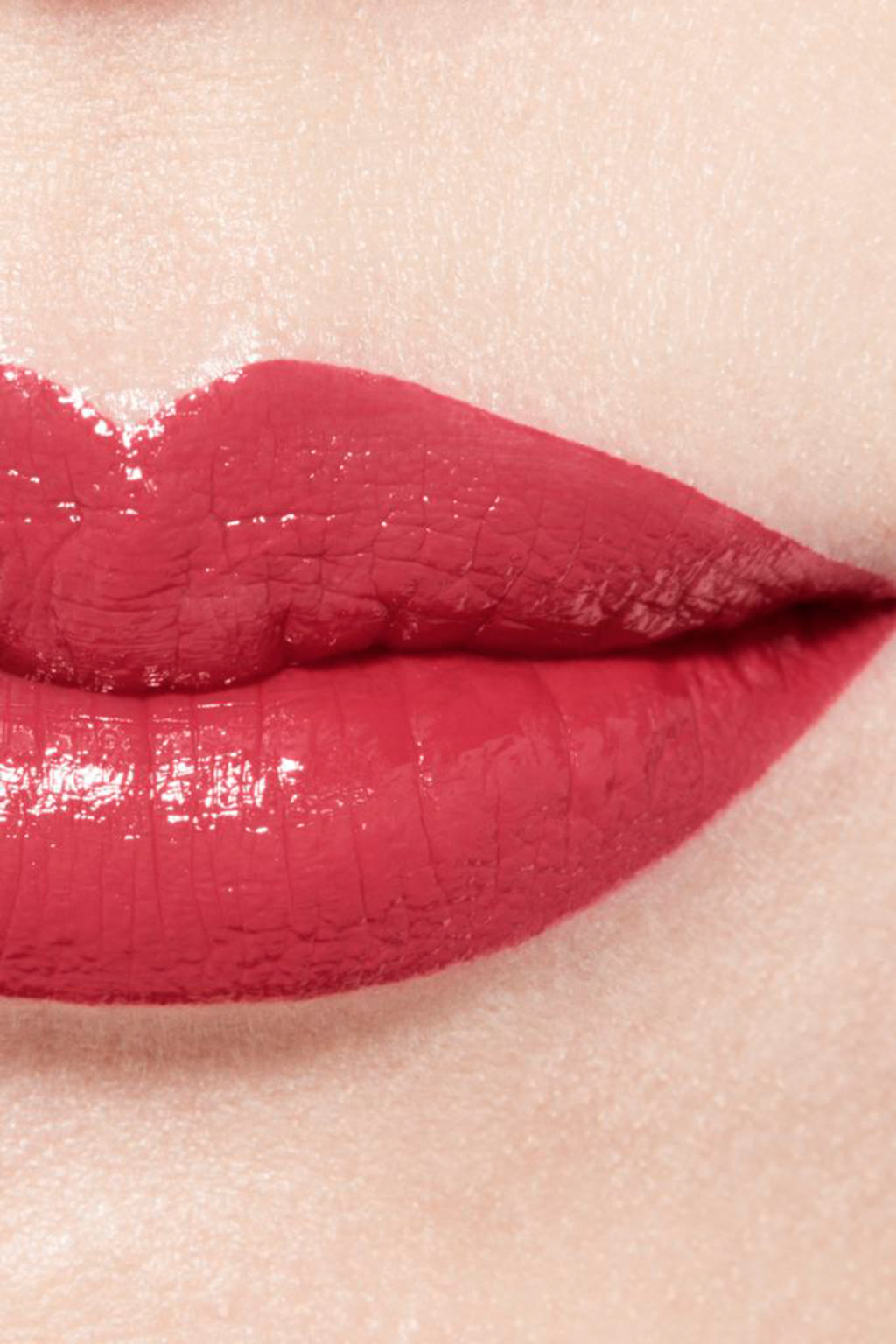 أحمر شفاه مرطب ومعزز للامتلاء. لمعان ولون طويل الثبات مكثف ROUGE COCO BLOOM