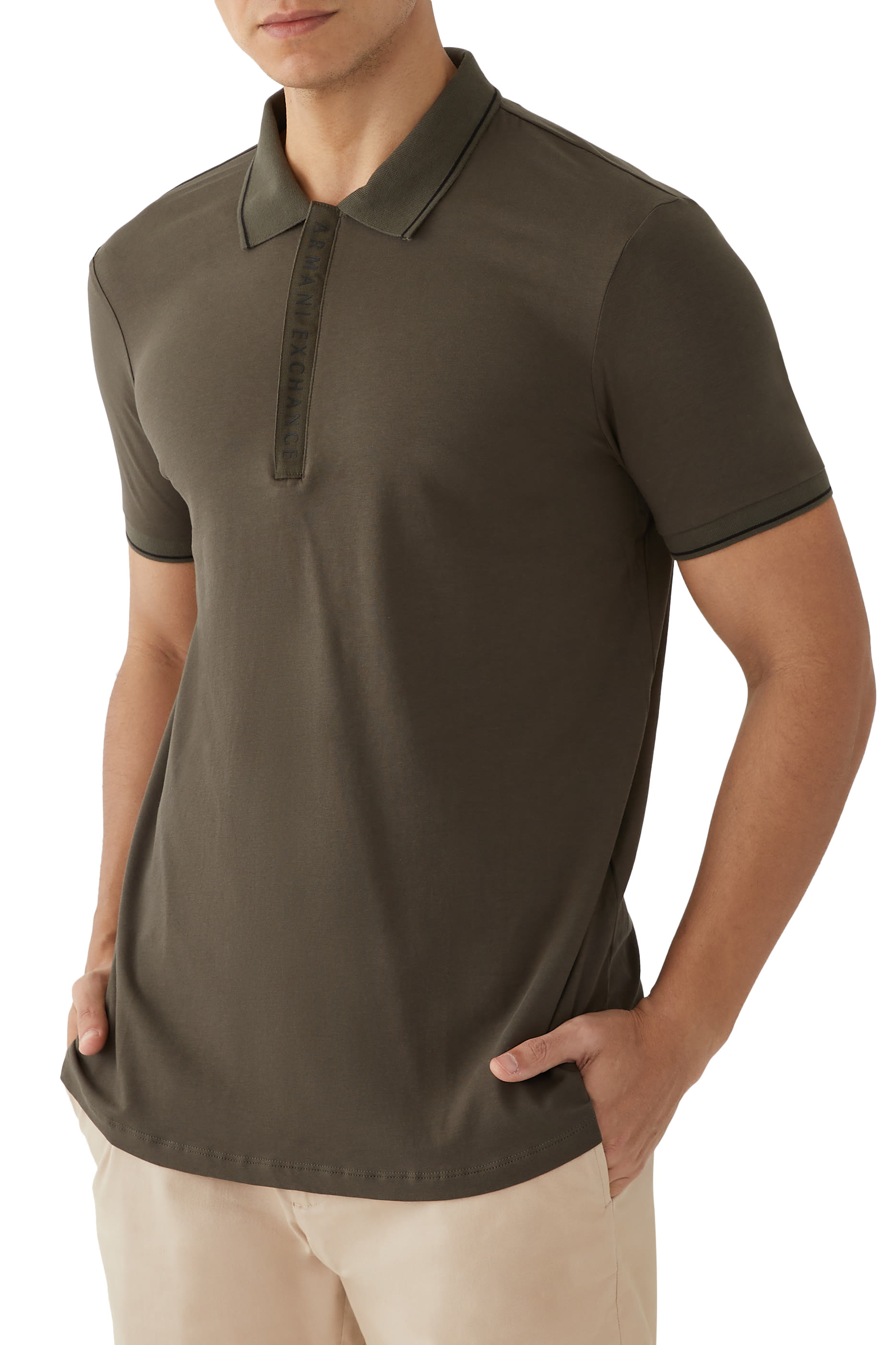 قميص بولو بشعار الماركة بلون مغاير