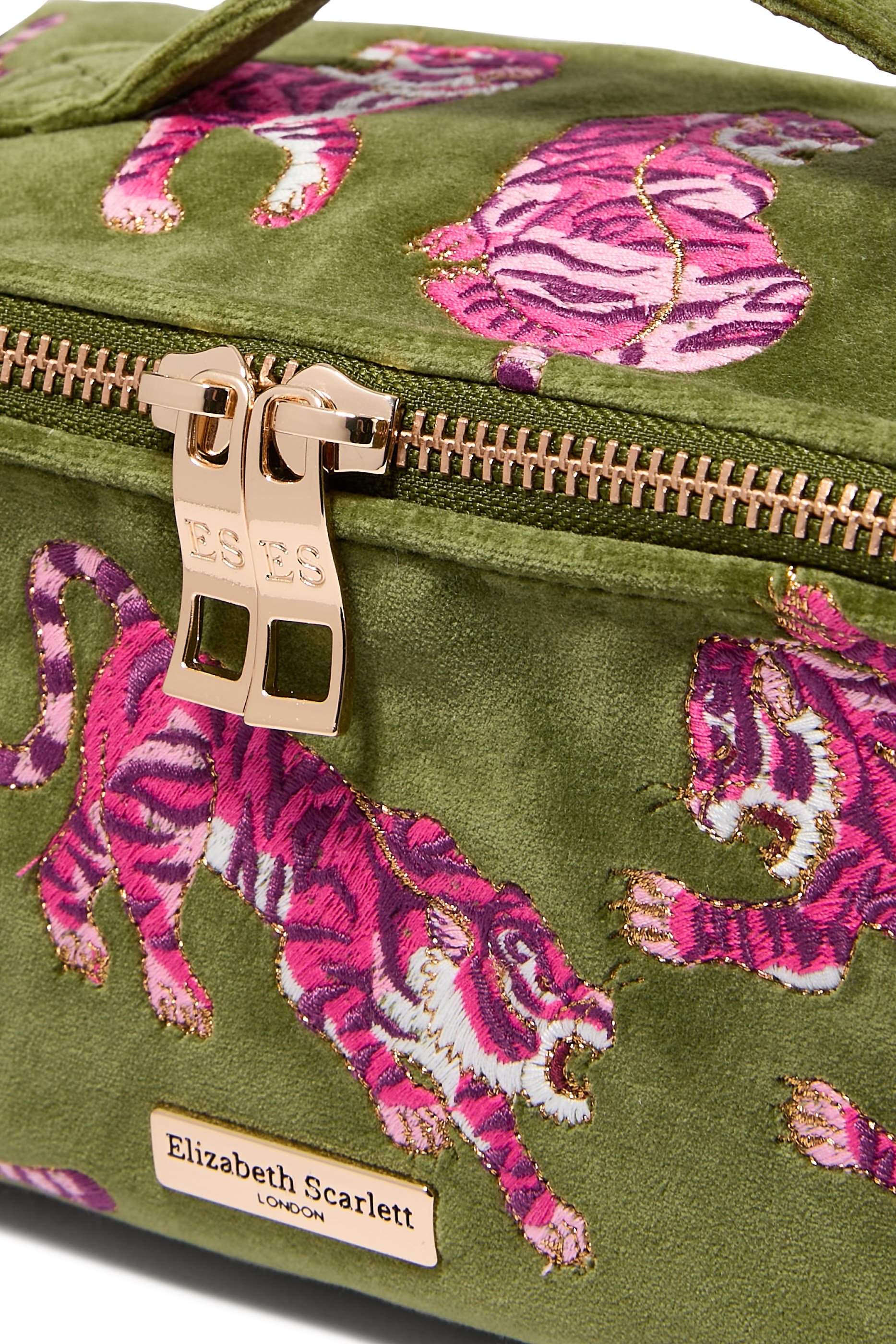 حقيبة مكياج واسعة رفيعة بغطاء قلاب بنقشة نمر