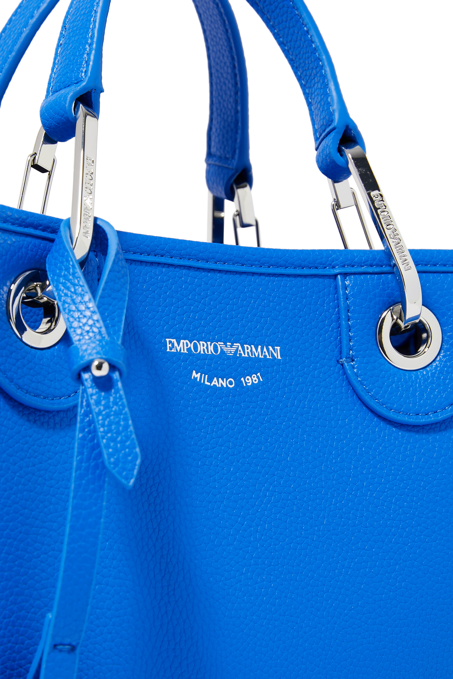 حقيبة يد مزينة بشعار الماركة