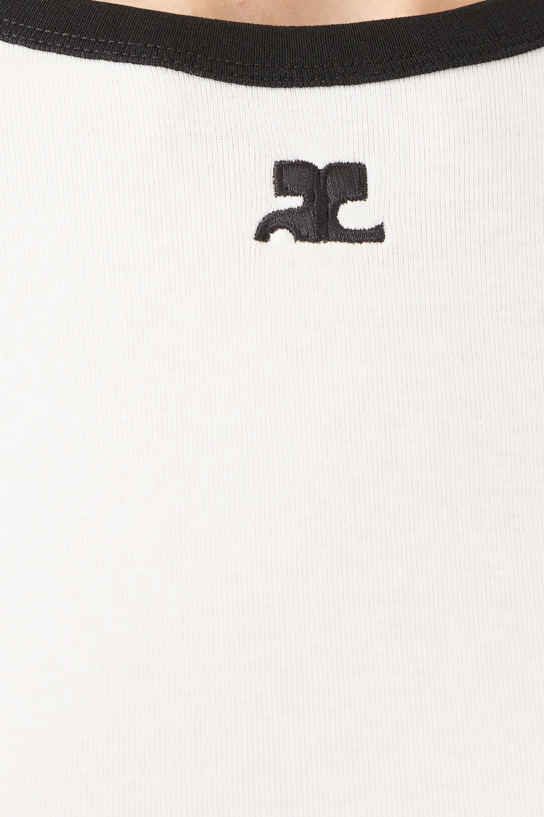 تيشيرت بشعار الماركة بلون متباين