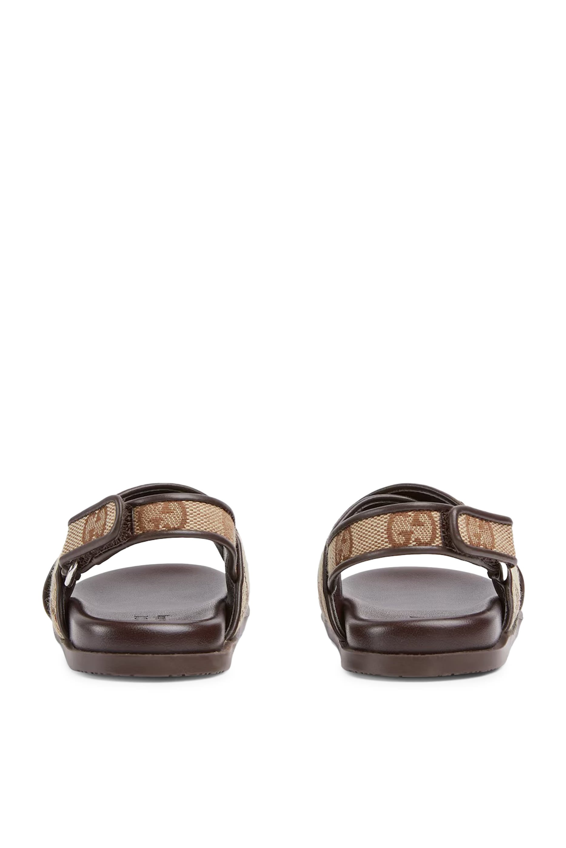 صندل بنقشة حرفي شعار الماركة للأطفال