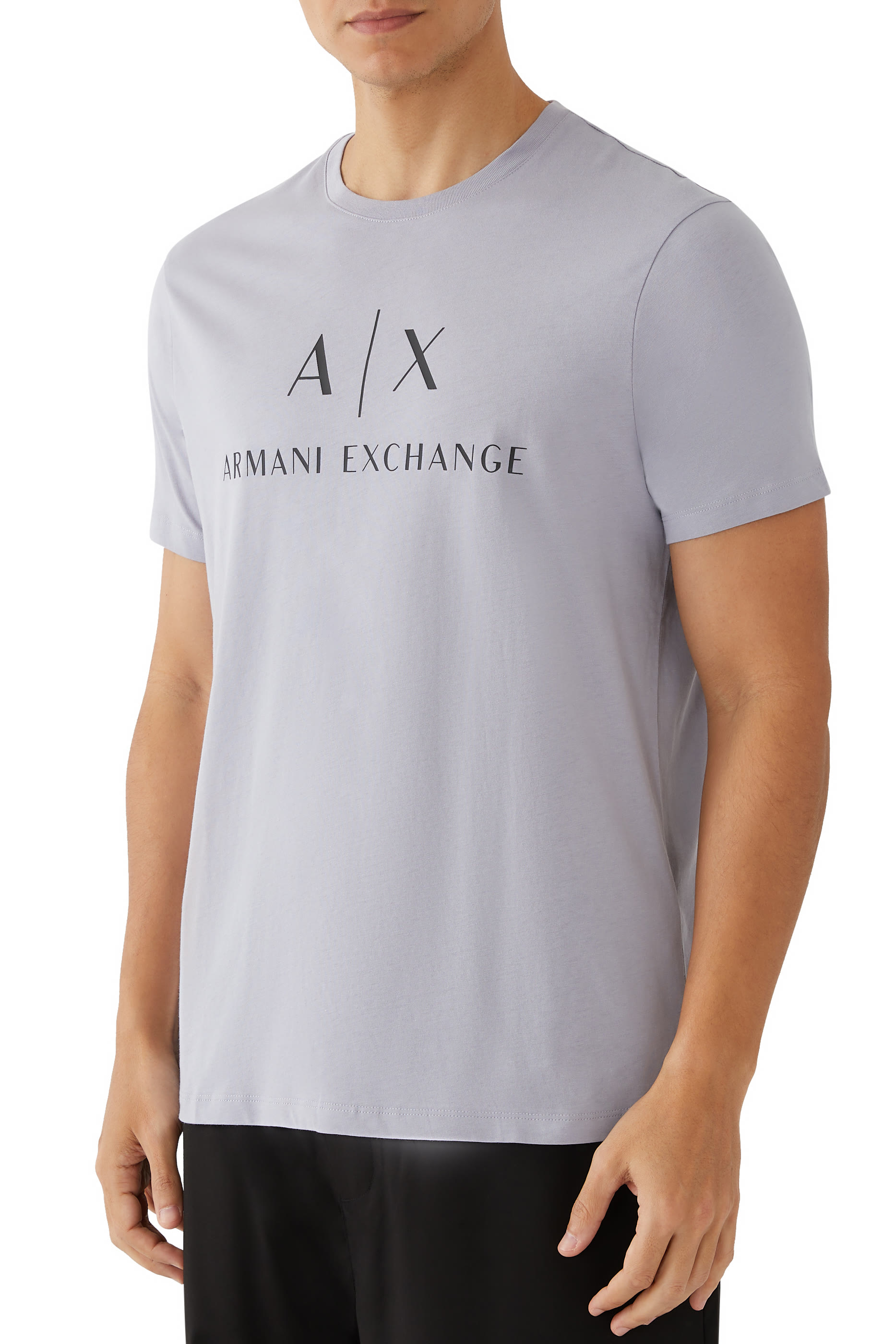 تيشيرت بشعار الماركة بقصة ضيقة جرسيه