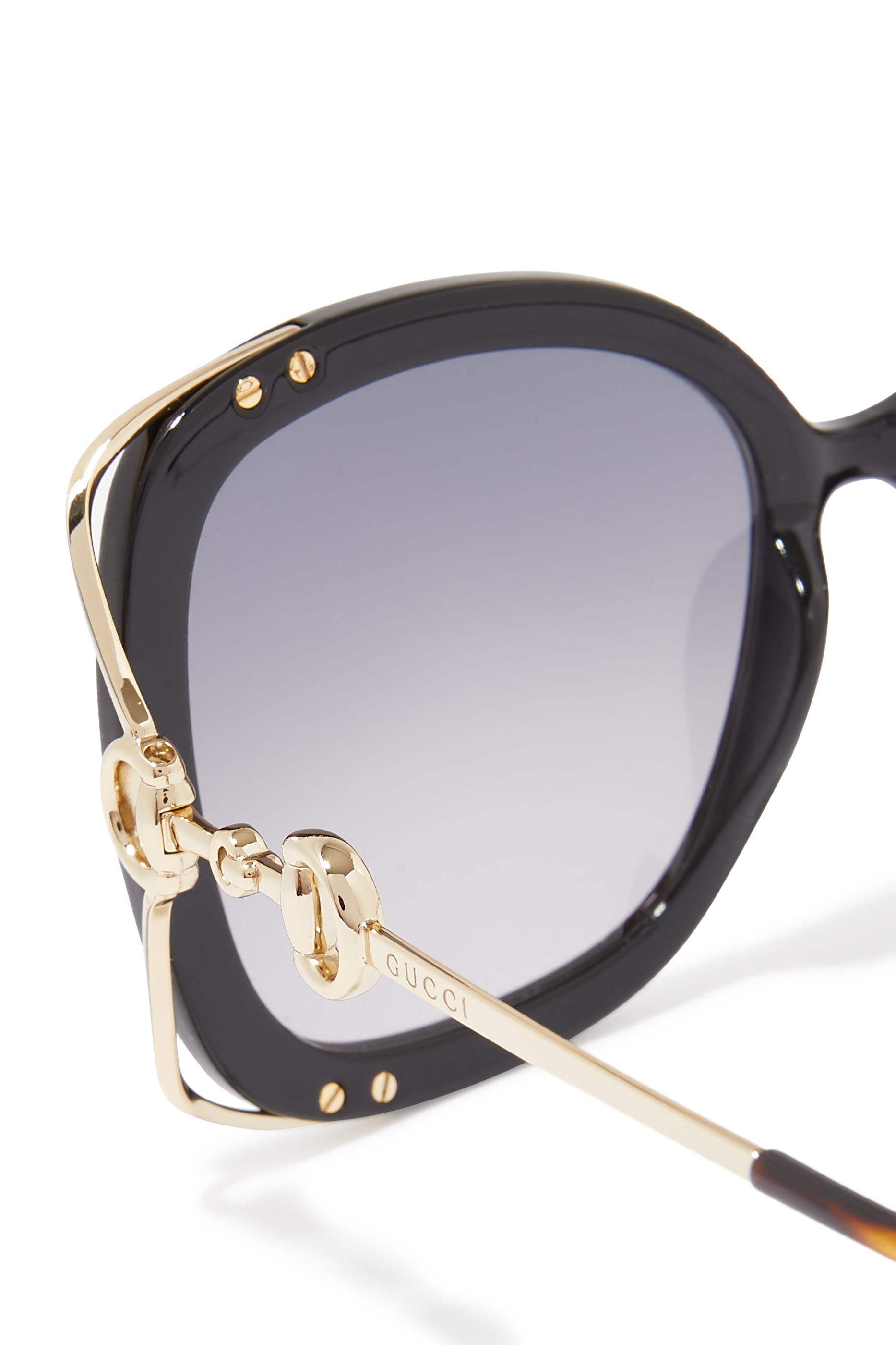 نظارة شمسية بتصميم محقون كبير