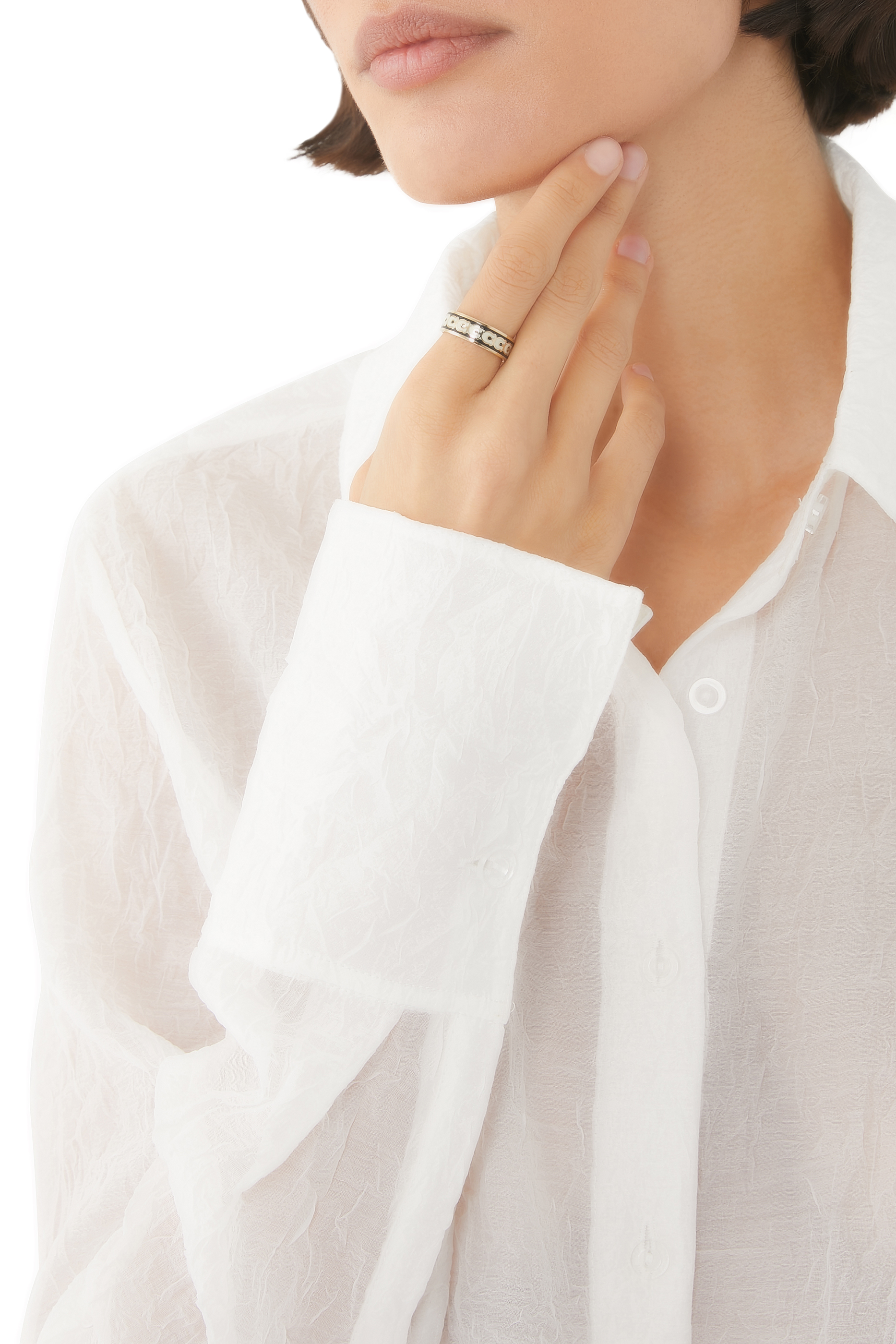 خاتم مزين بحرف شعار الماركة