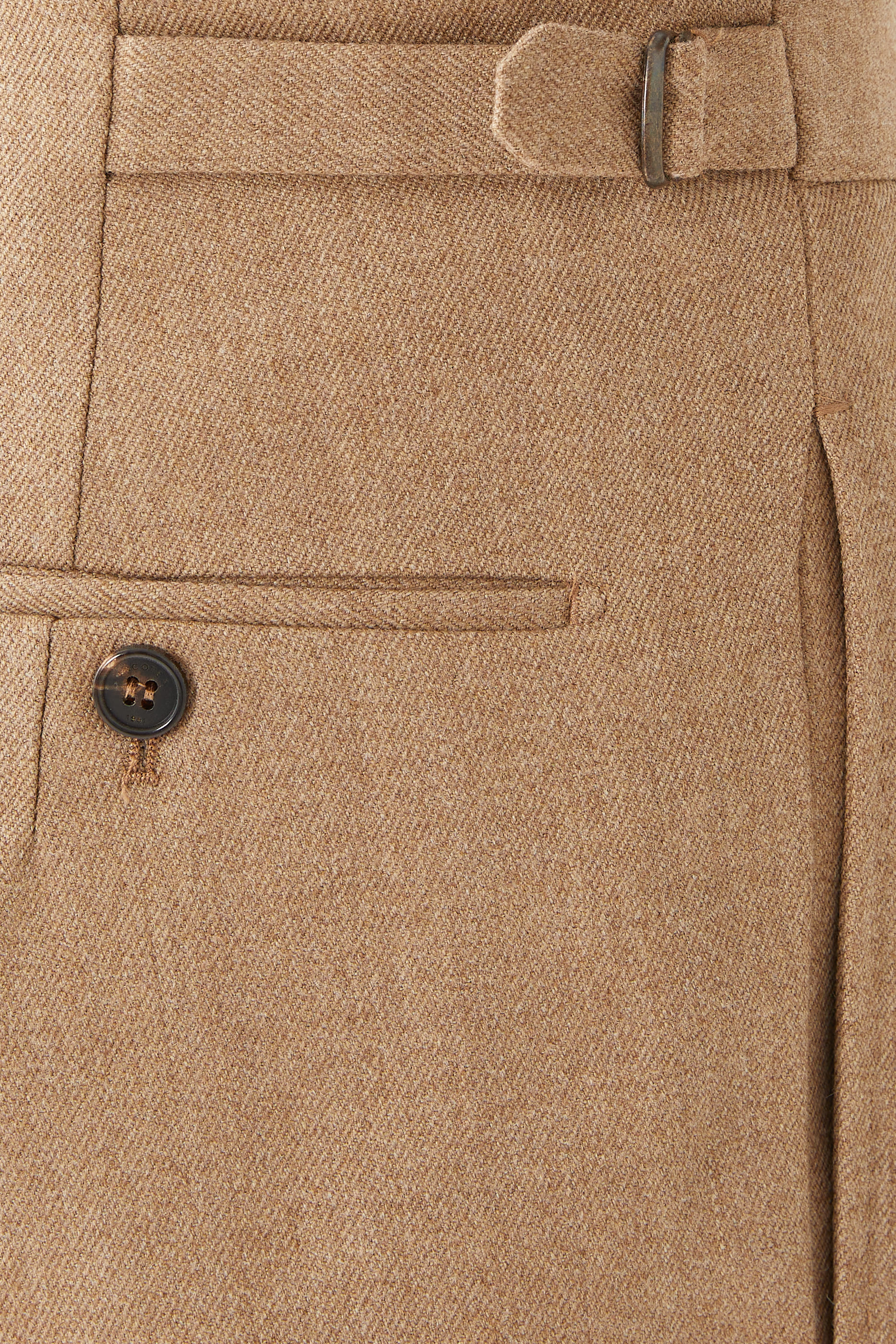 بنطال بقصة ضيقة