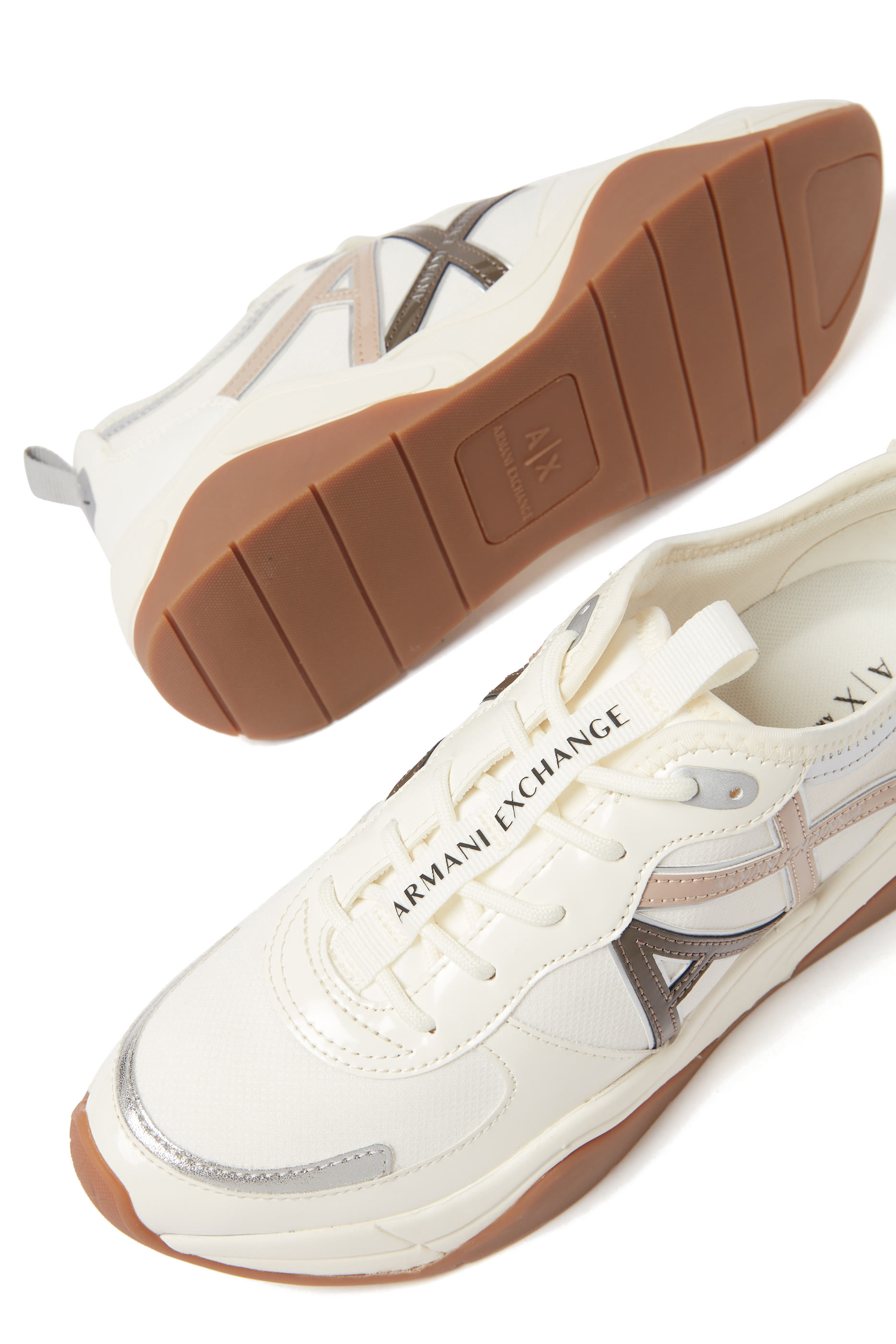 سنيكرز بتصميم سميك وشعار الماركة