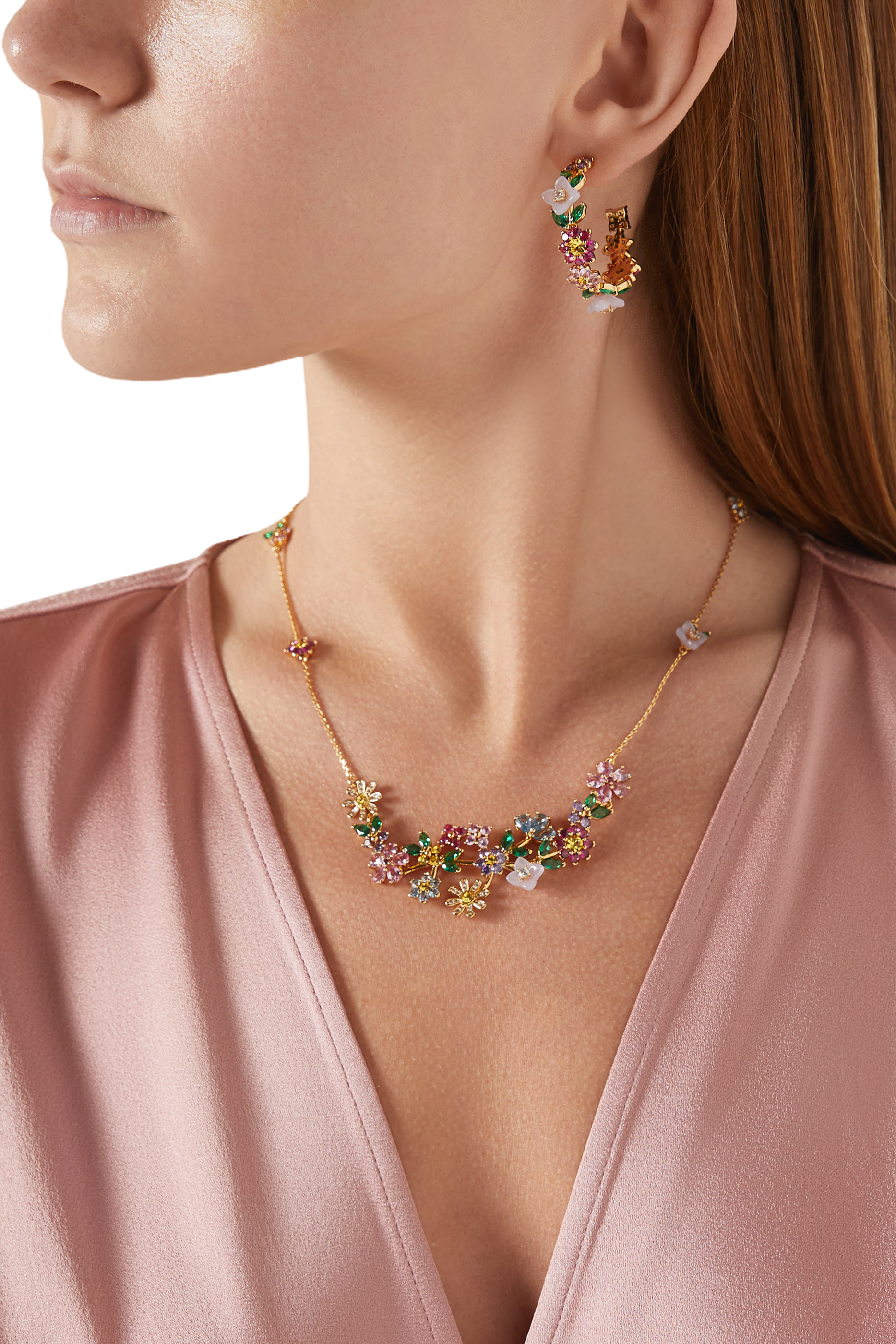 أقراط دائرية براستينغ بلومز  بدعامات من التيتانيوم، مرصعة بزركونيا مكعبة، أحجار زجاجية تشيكية، وراتينج، نحاس