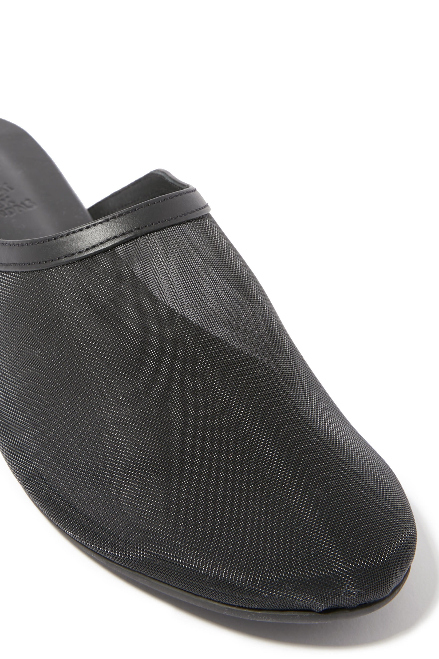 حذاء مفتوح من الخلف بنعل مسطح