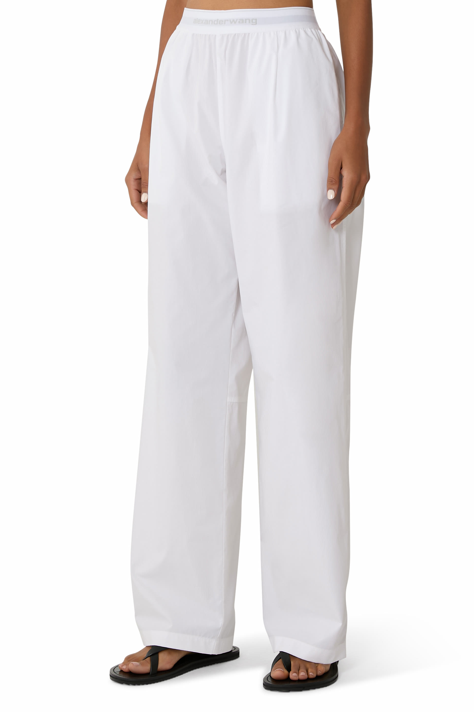 بنطال بخصر مطاطي وشعار الماركة