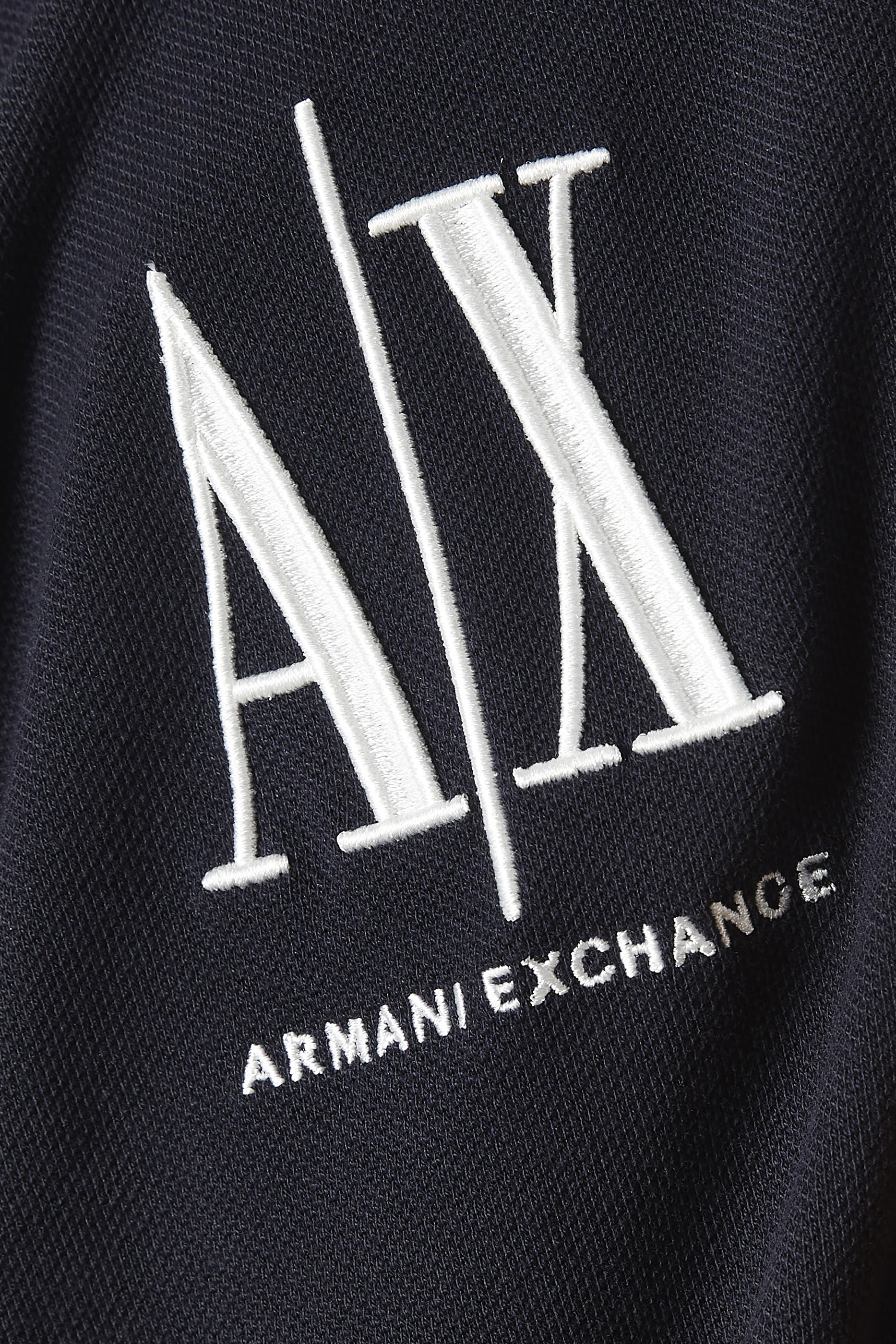 قميص بولو بطبعات شعار الماركة