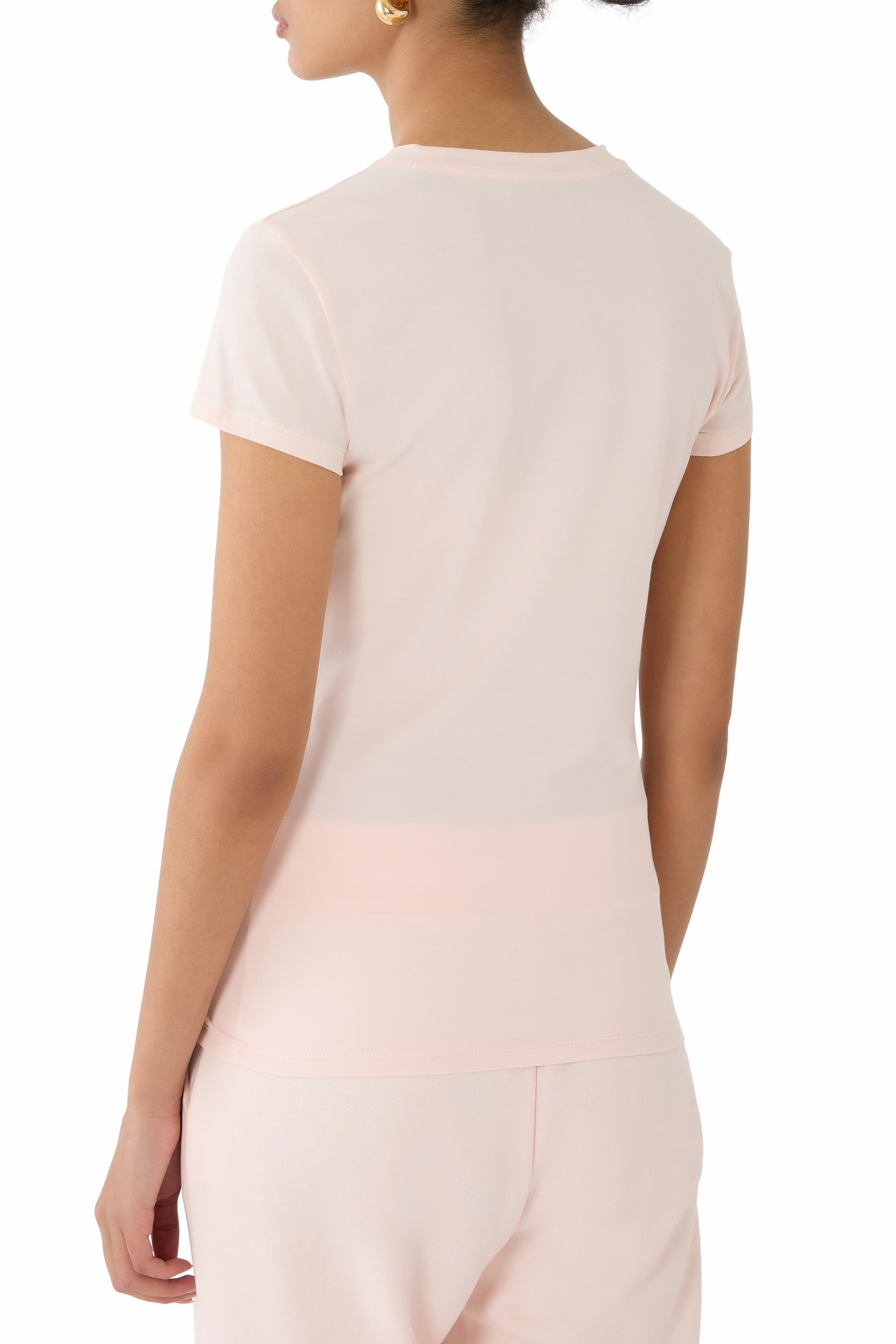 تيشيرت بقصة ضيقة وشعار الماركة بإصدار لرمضان