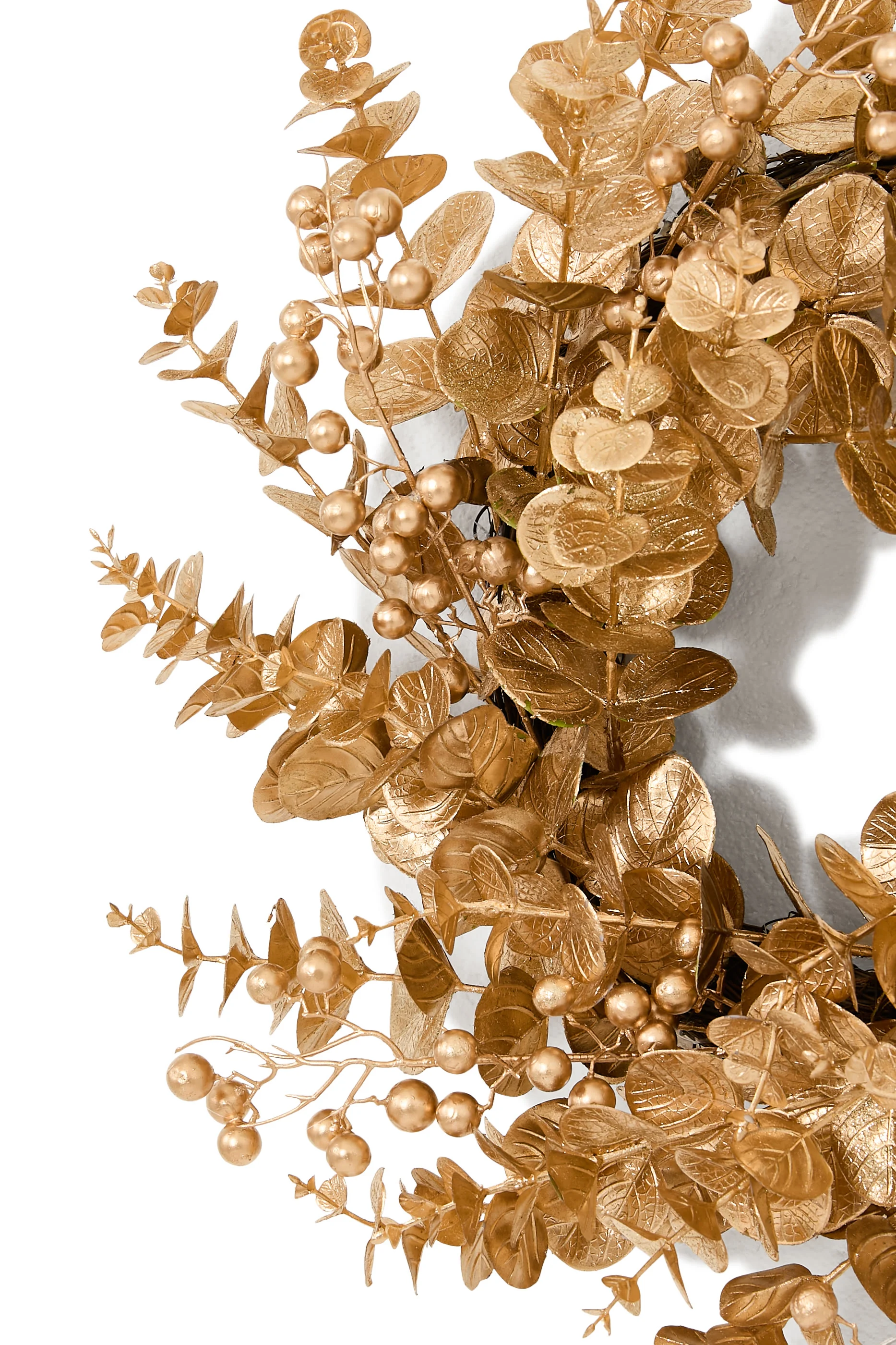 زينة بتصميم إكليل من أوراق الكينا مع التوت