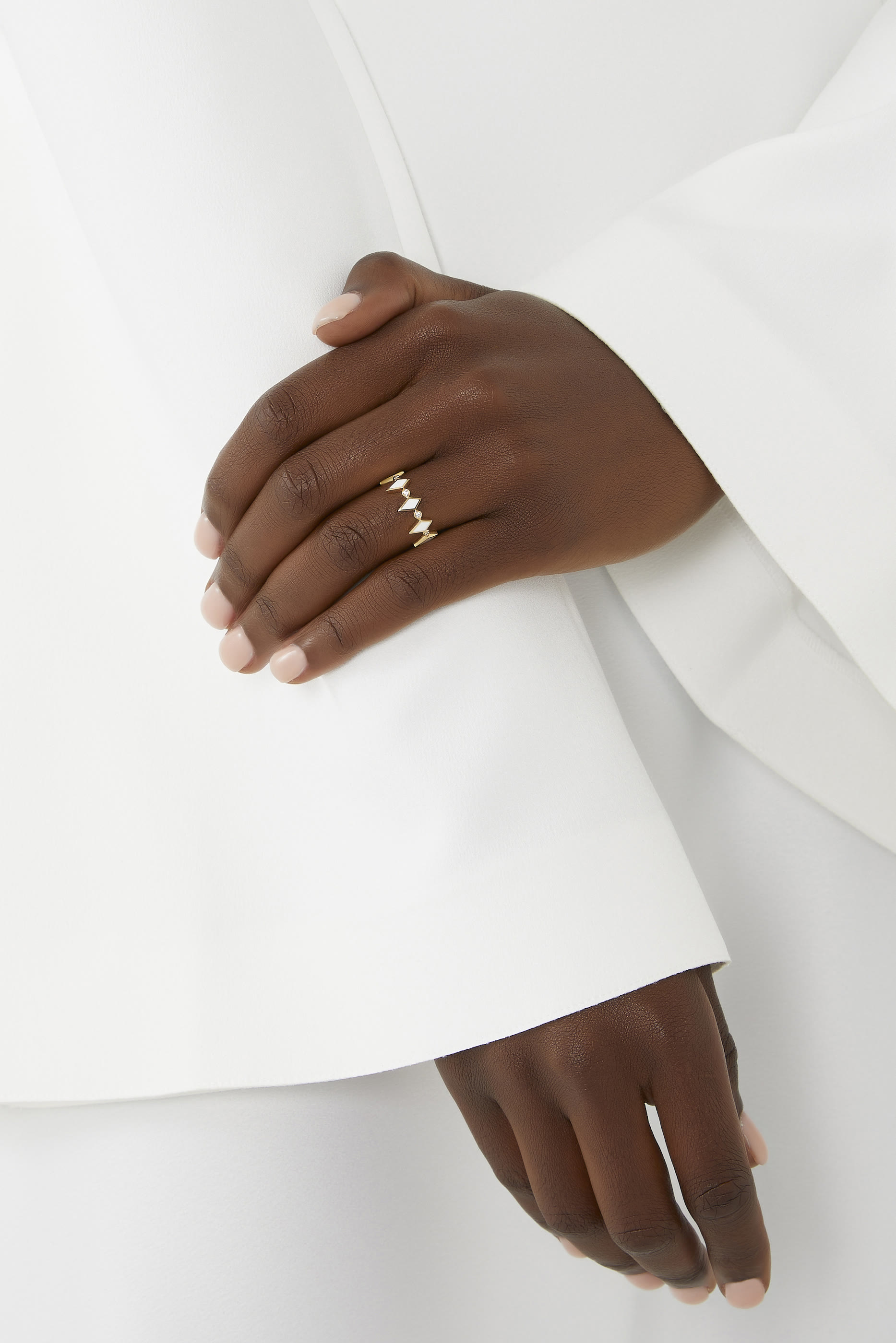 خاتم موزايك بمينا بيضاء اللون