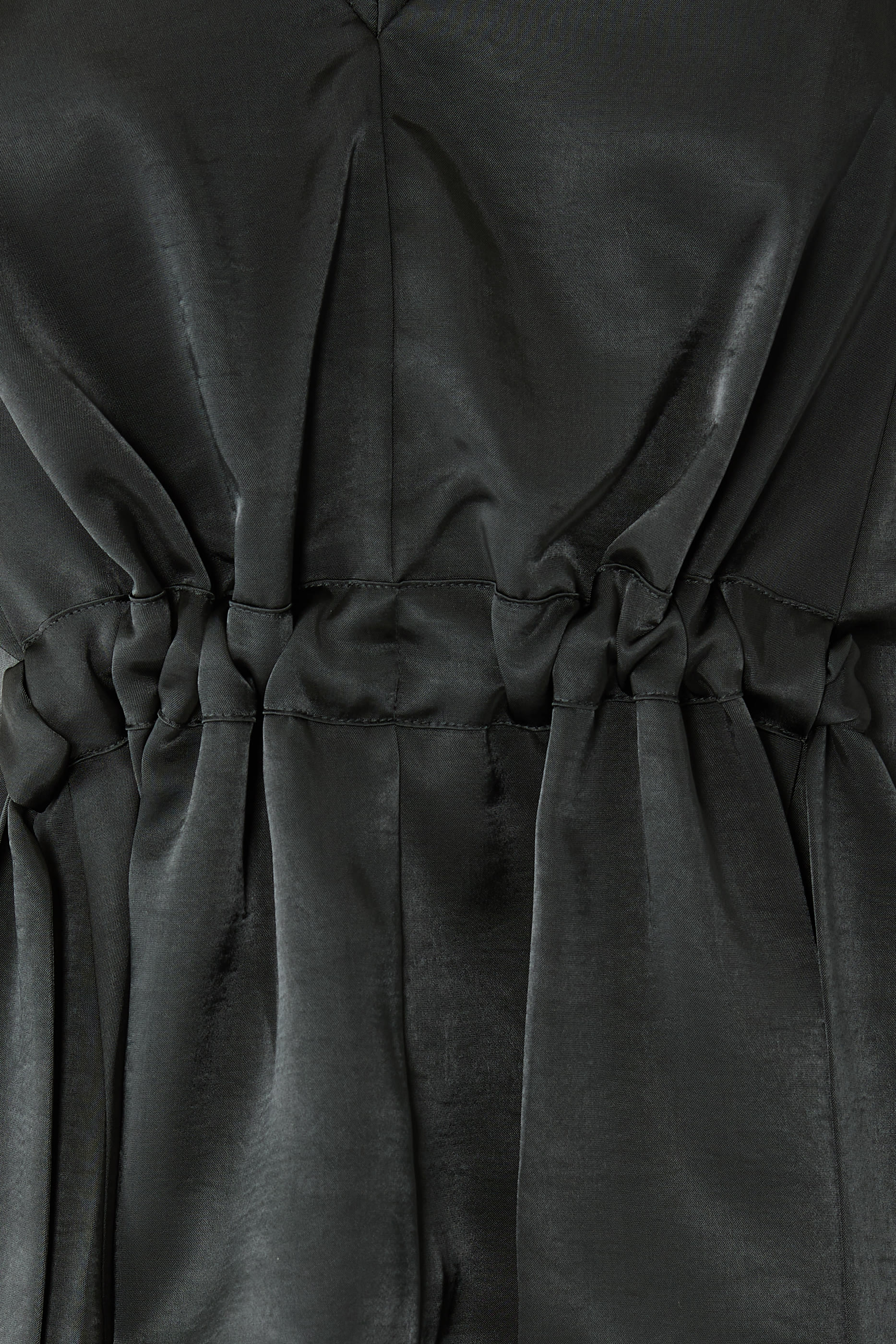 بلوزة بلا أكمام بياقة V وحافة دانتيل