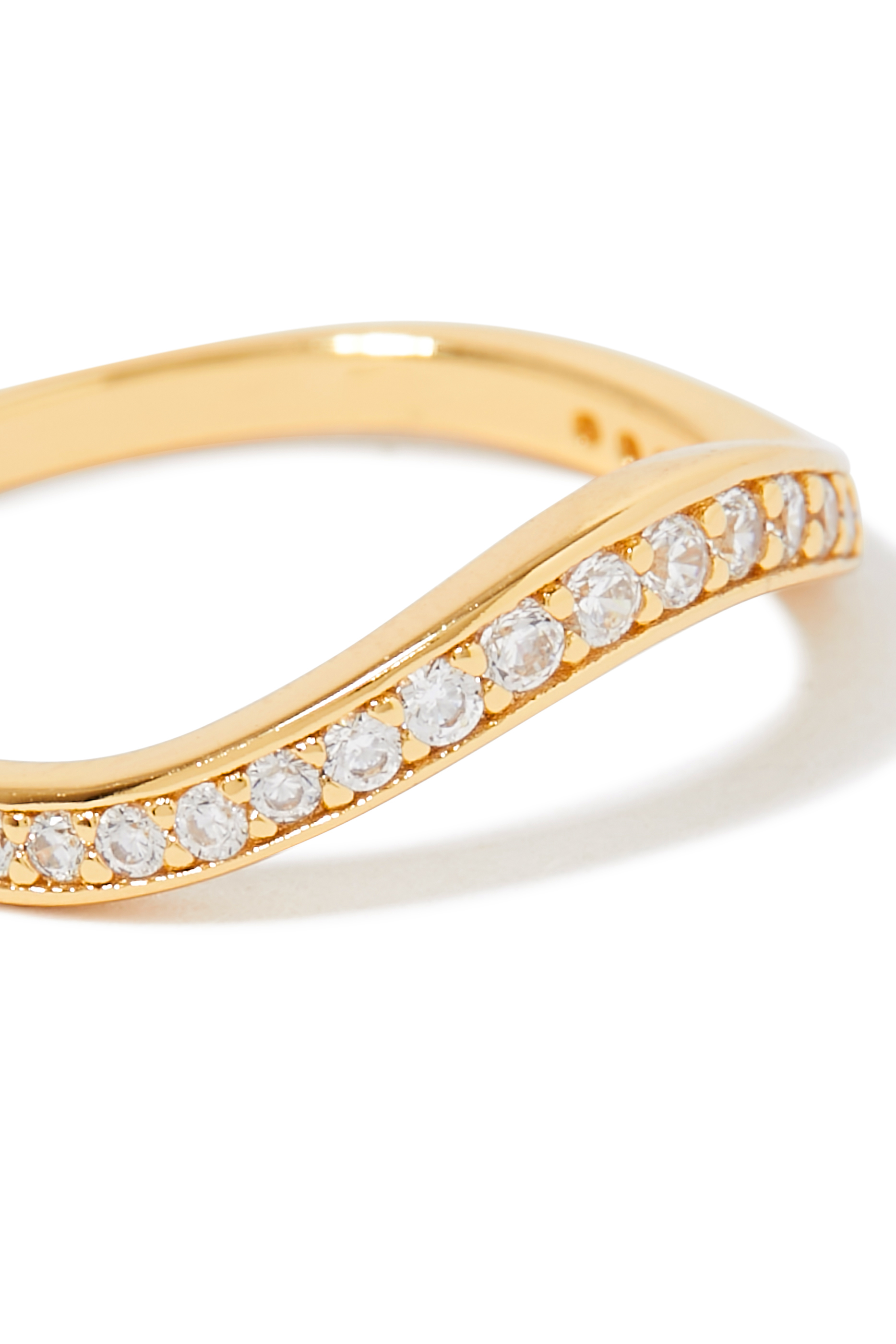 خاتم بتصميم مموج مرصع بأحجار بافيه