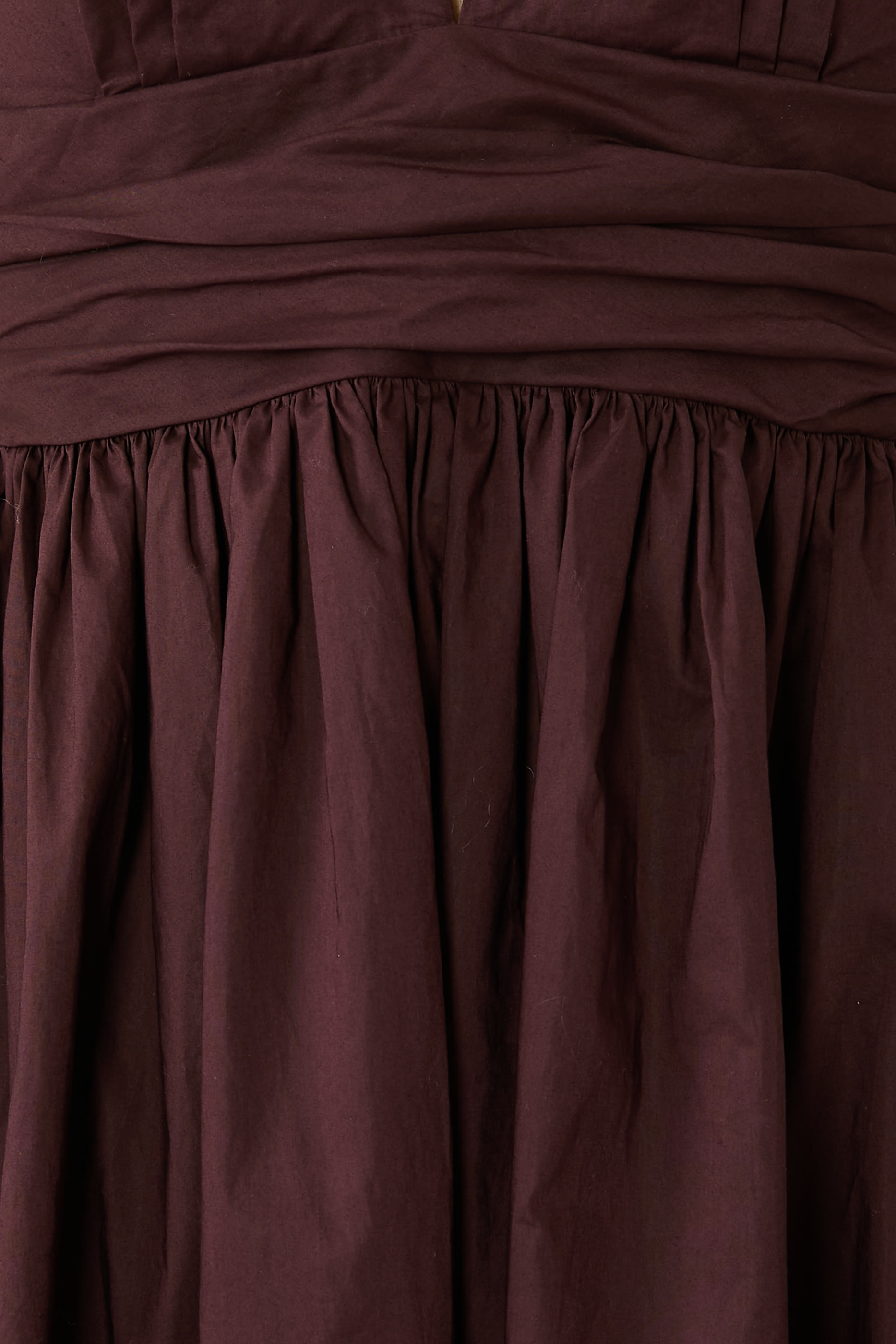 فستان بياقة عميقة ورباط حول الرقبة