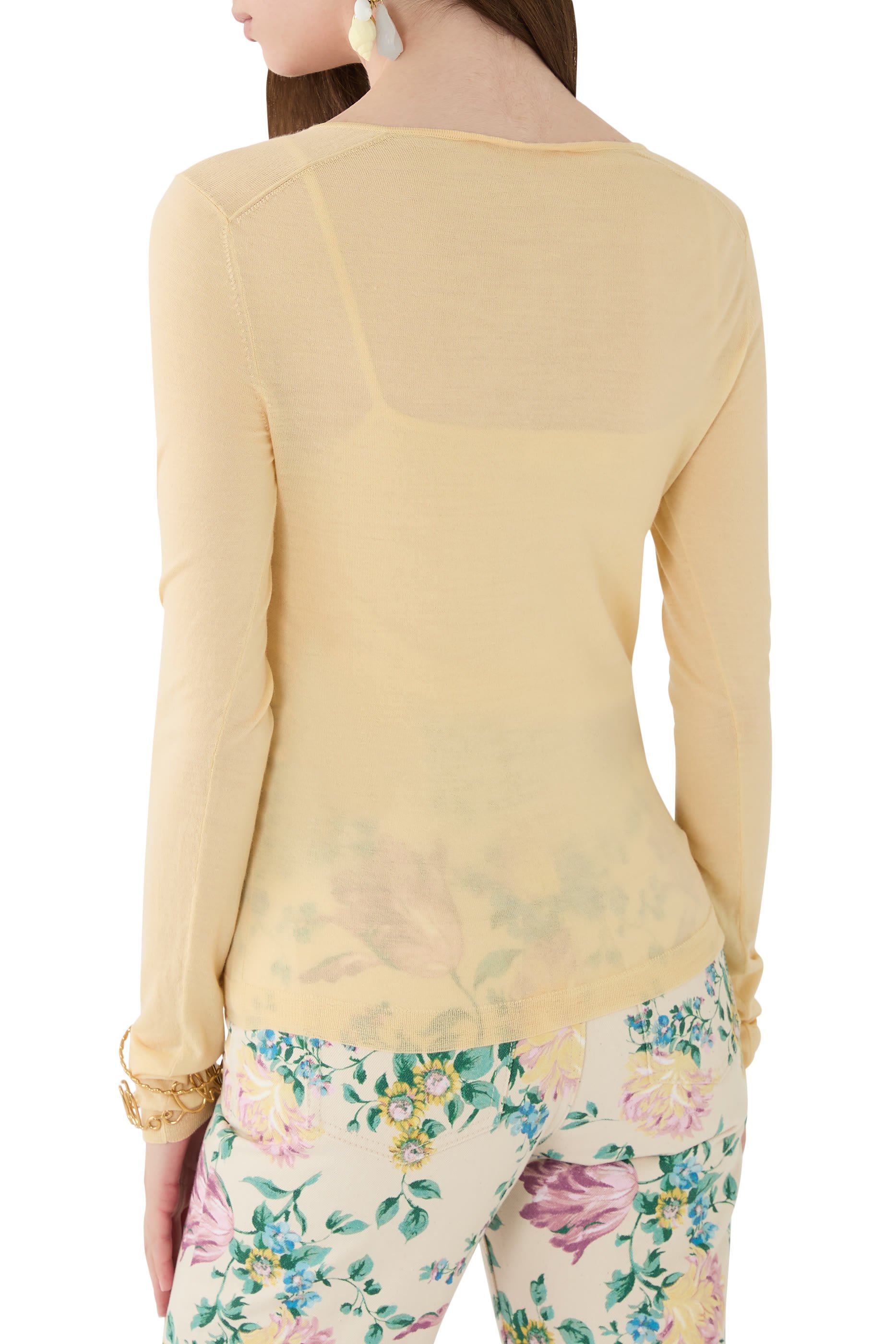 كارديجان بقصة ضيقة بياقة عميقة نسيج صوف فائق النعومة