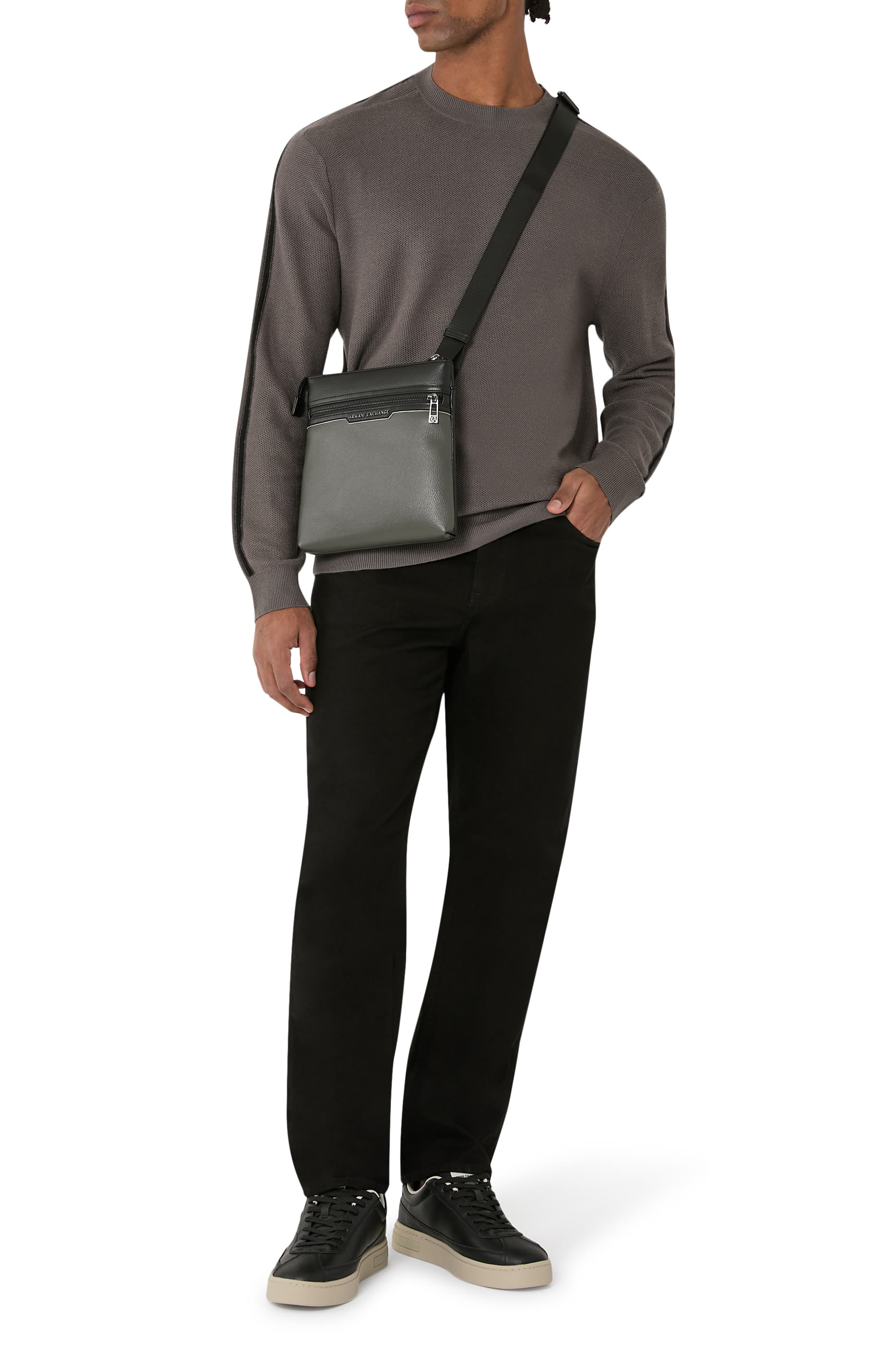 كنزة بياقة ضيقة وأكمام طويلة