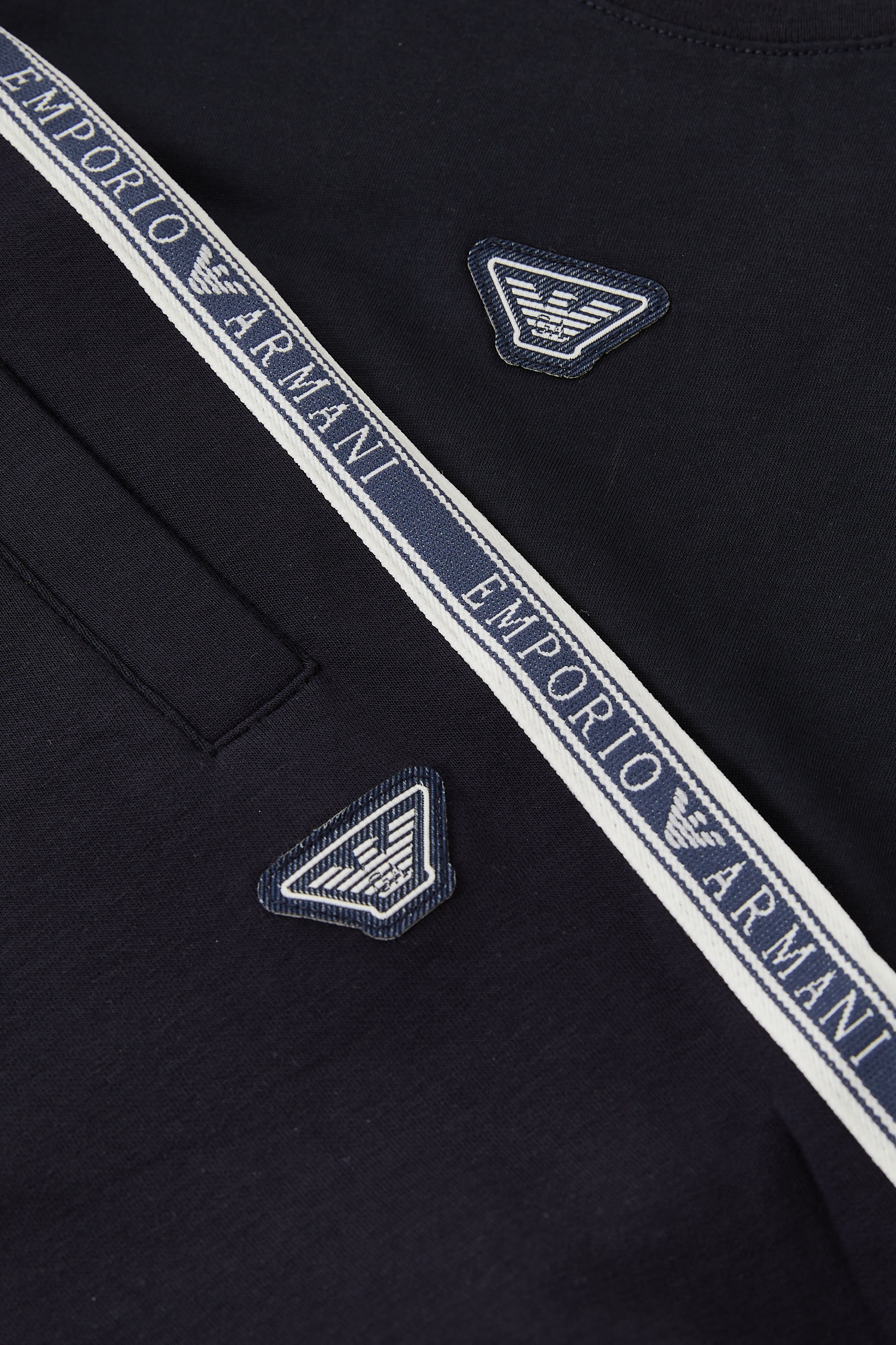 طقم شورت وتيشرت بشريط بشعار الماركة