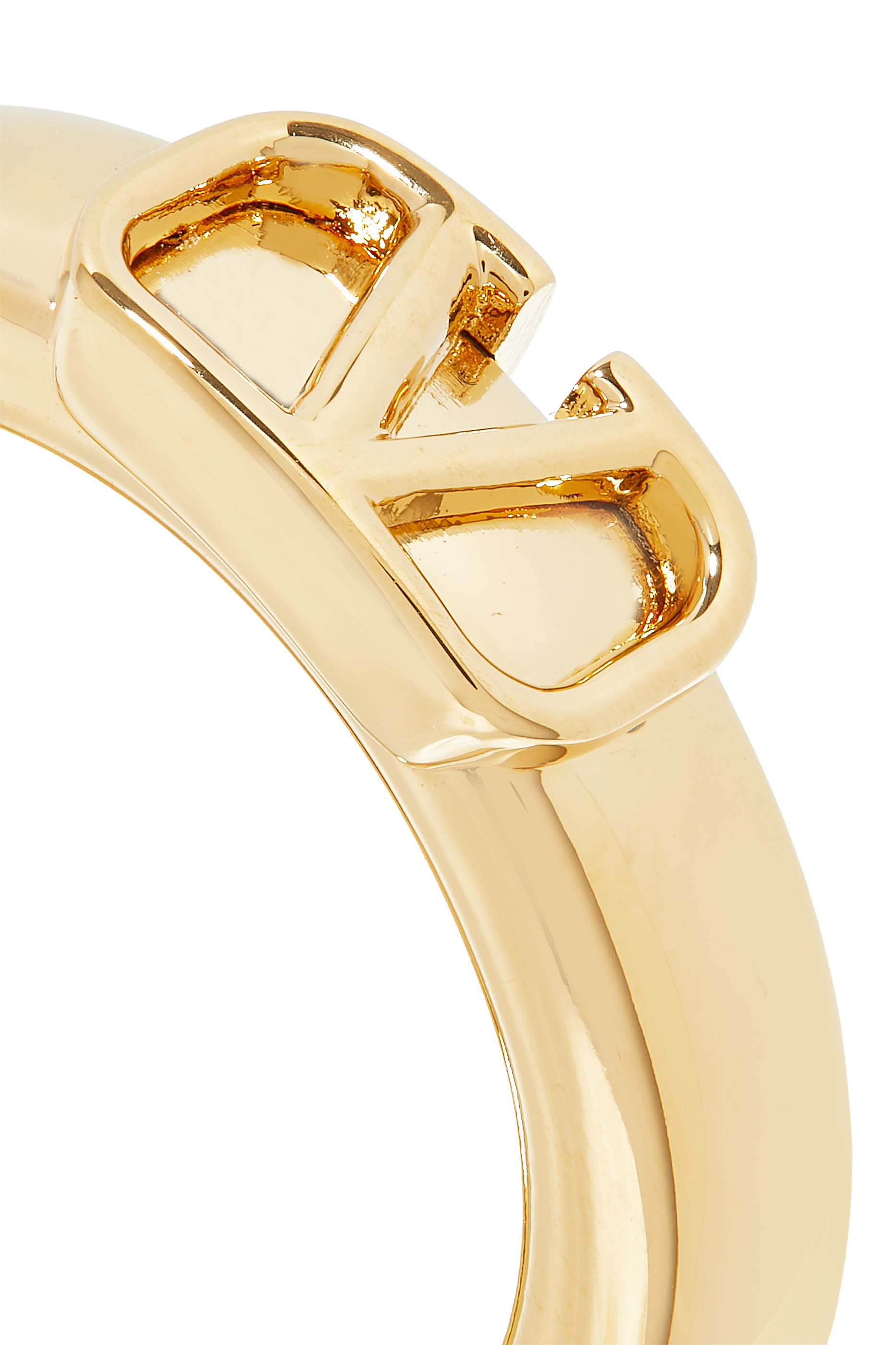 أقراط دائرية صغيرة بشعار الماركة