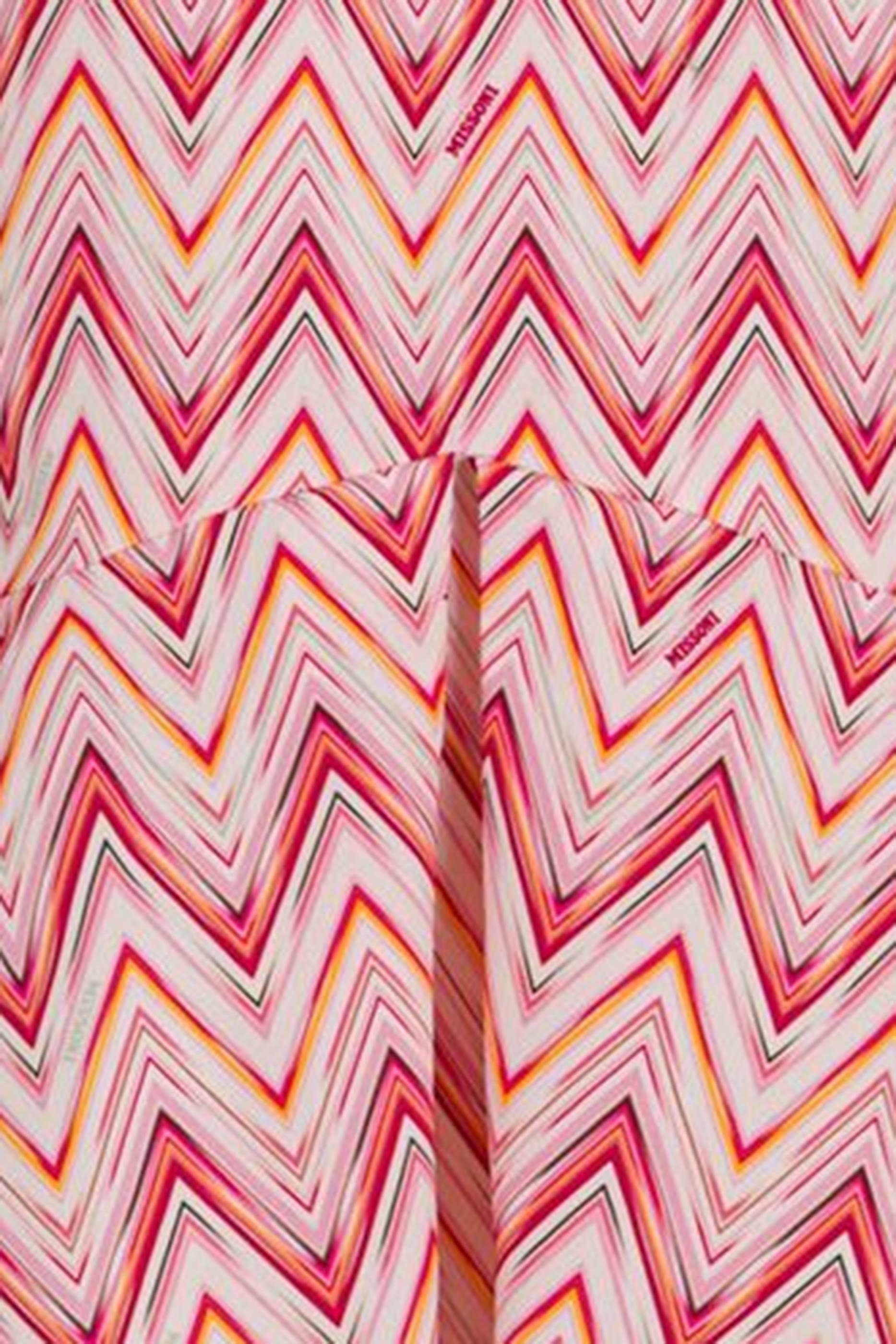 فستان بشعار الماركة وخطوط متعرجة للأطفال