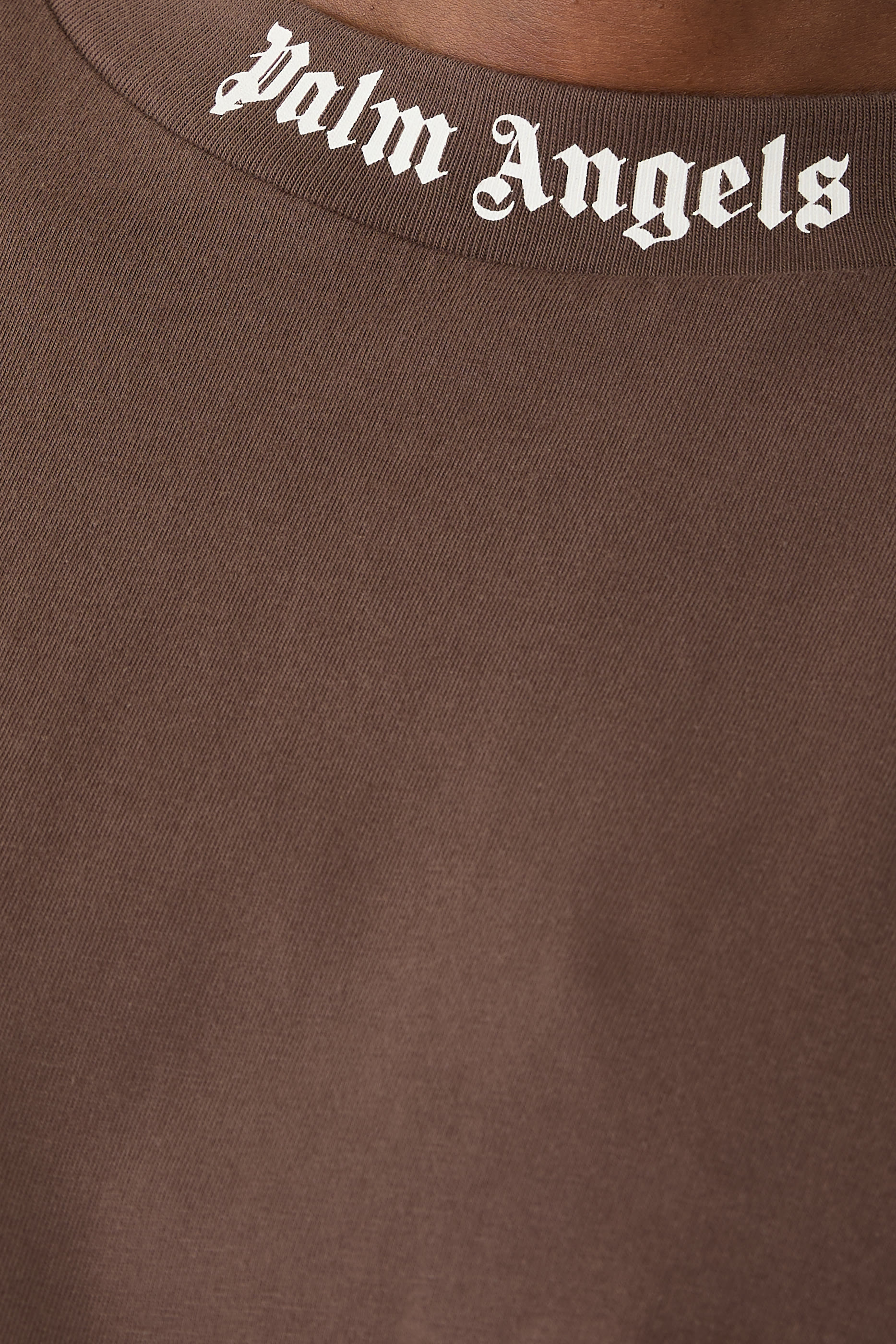 تيشيرت بشعار الماركة الكلاسيكي