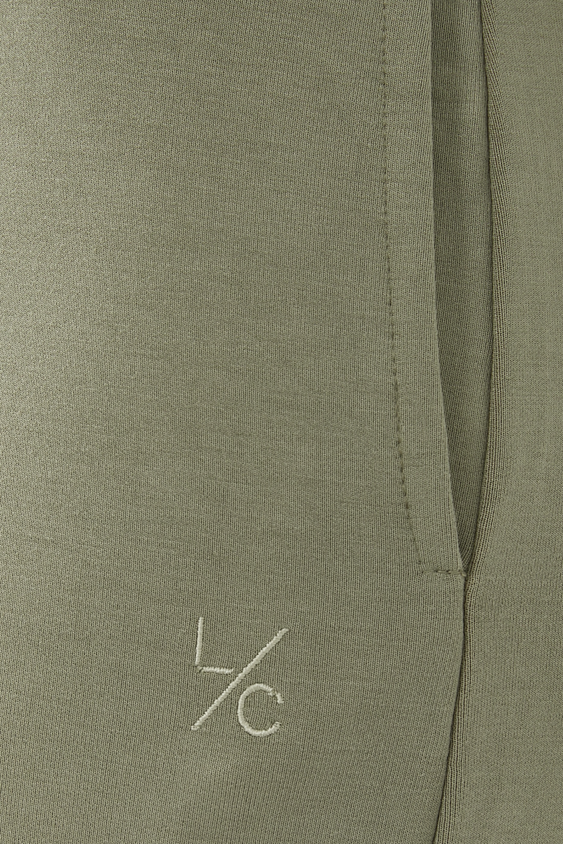 بنطال بقصة ساق واسعة