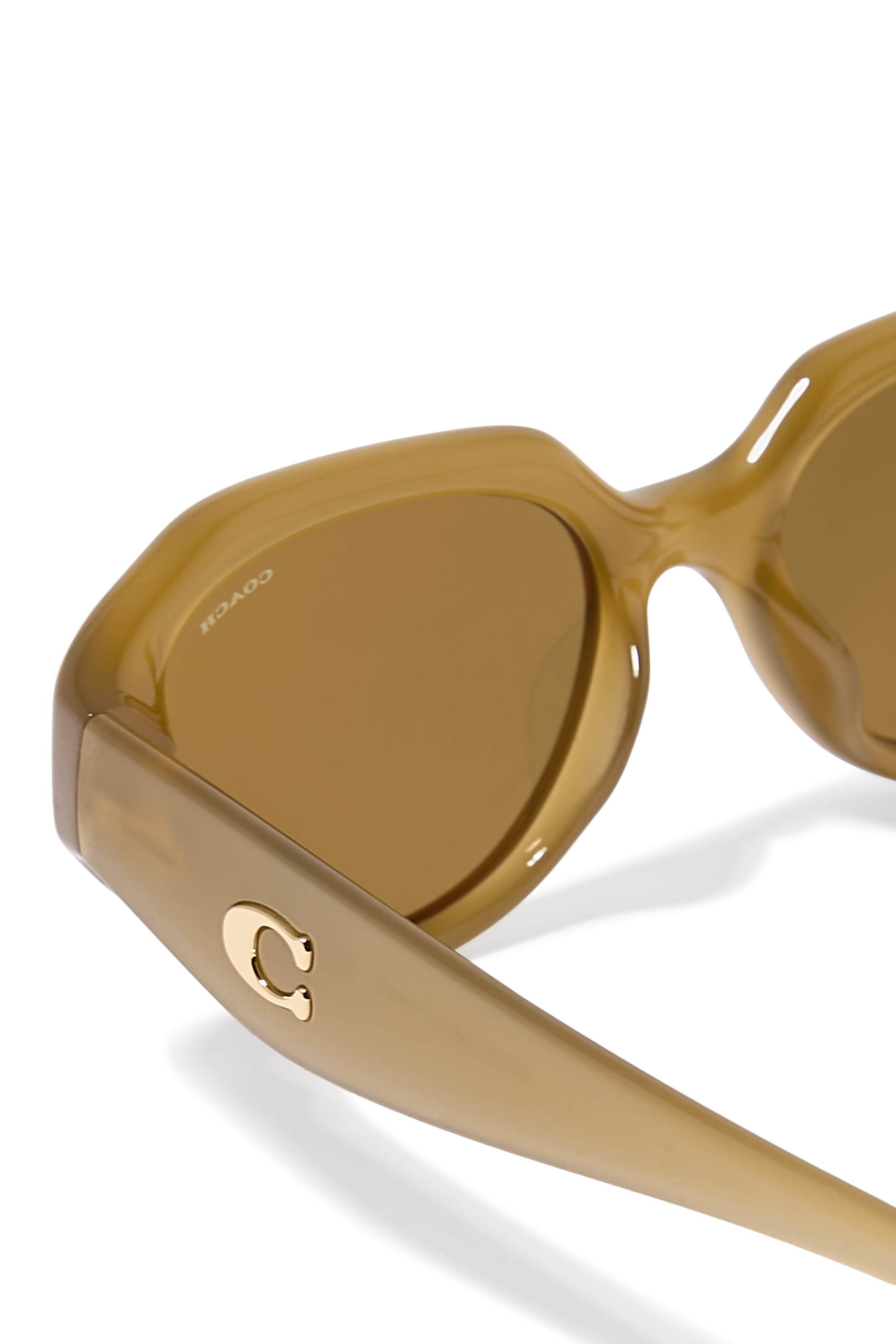 نظارة شمسية بإطار غير منتظم وشعار C منحوت على الذراعين