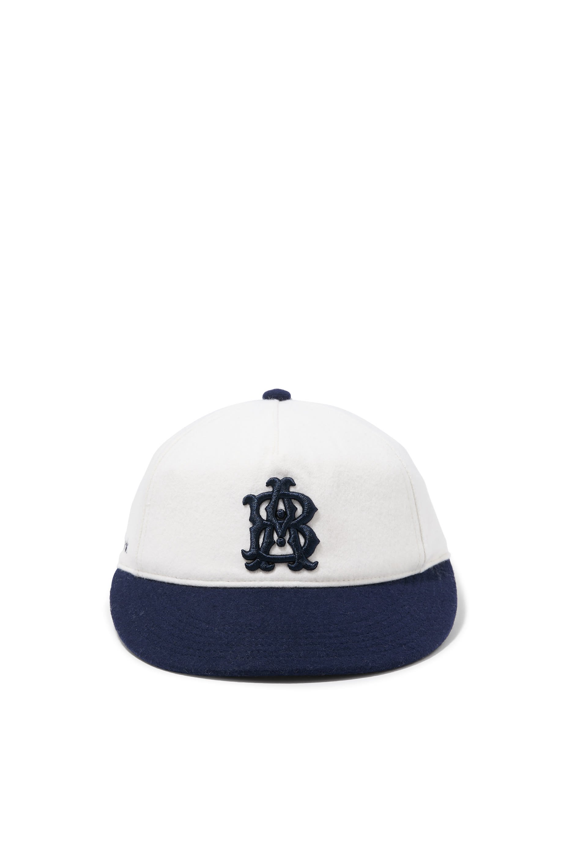 كاب مزين بحروف شعار الماركة صوف