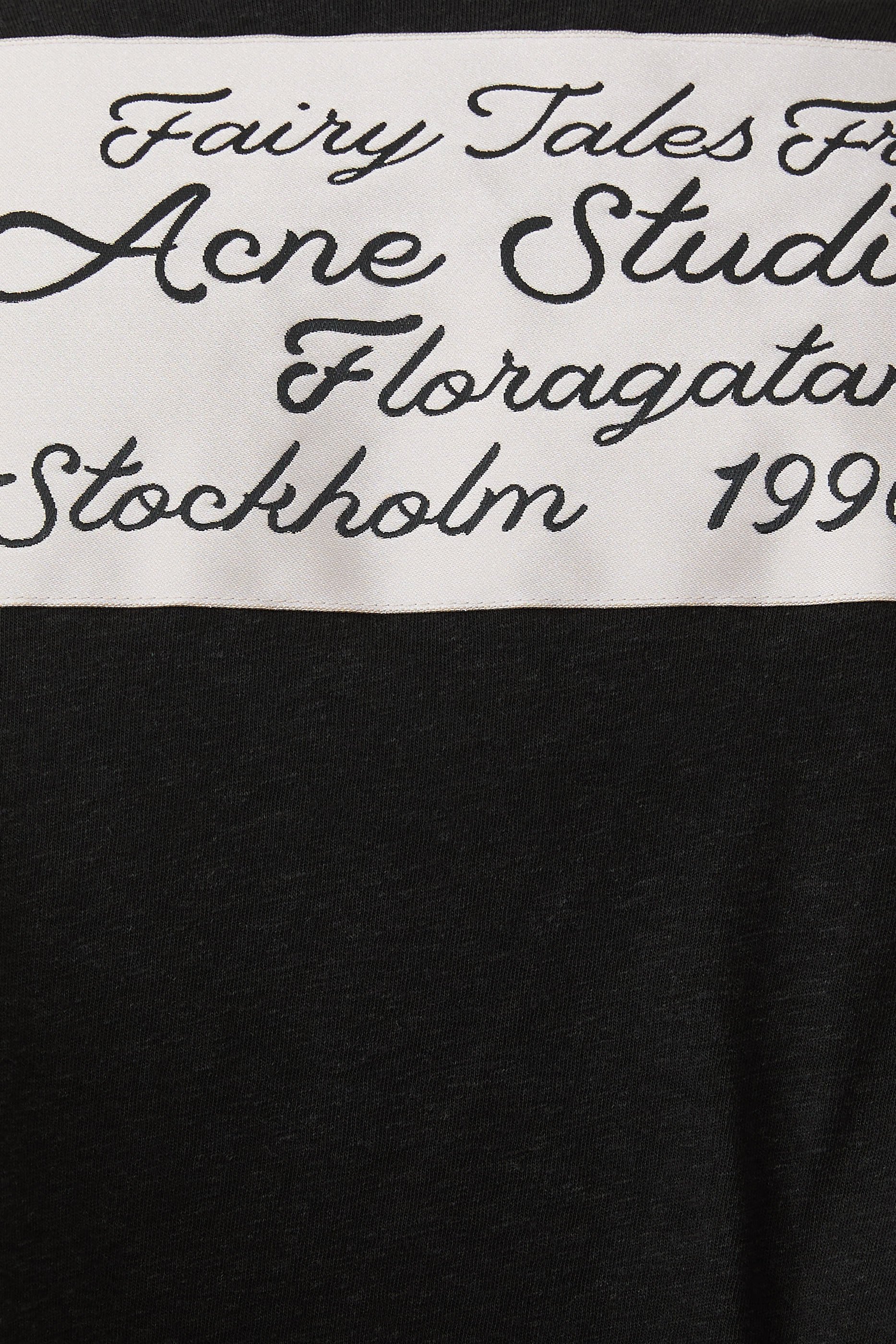 تيشيرت بشعار الماركة وتفاصيل كشكش