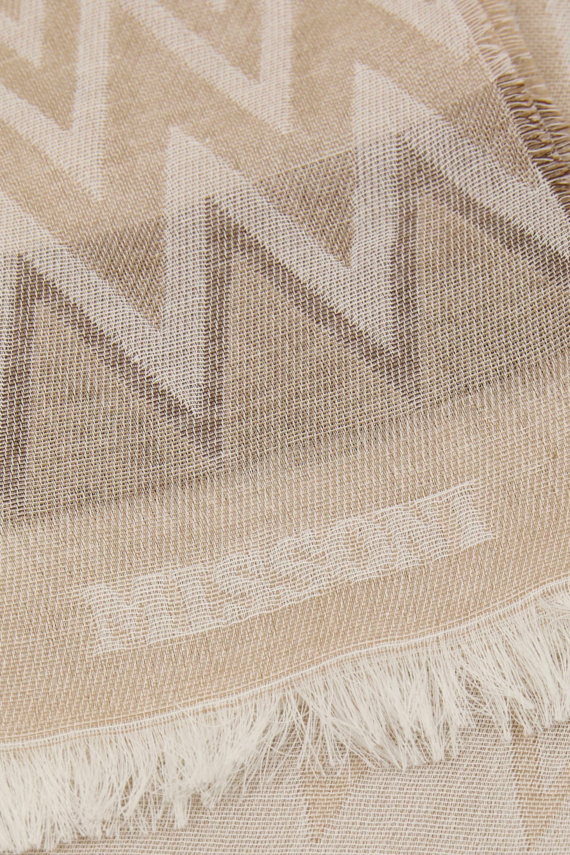 شال بطبعة متعرجة