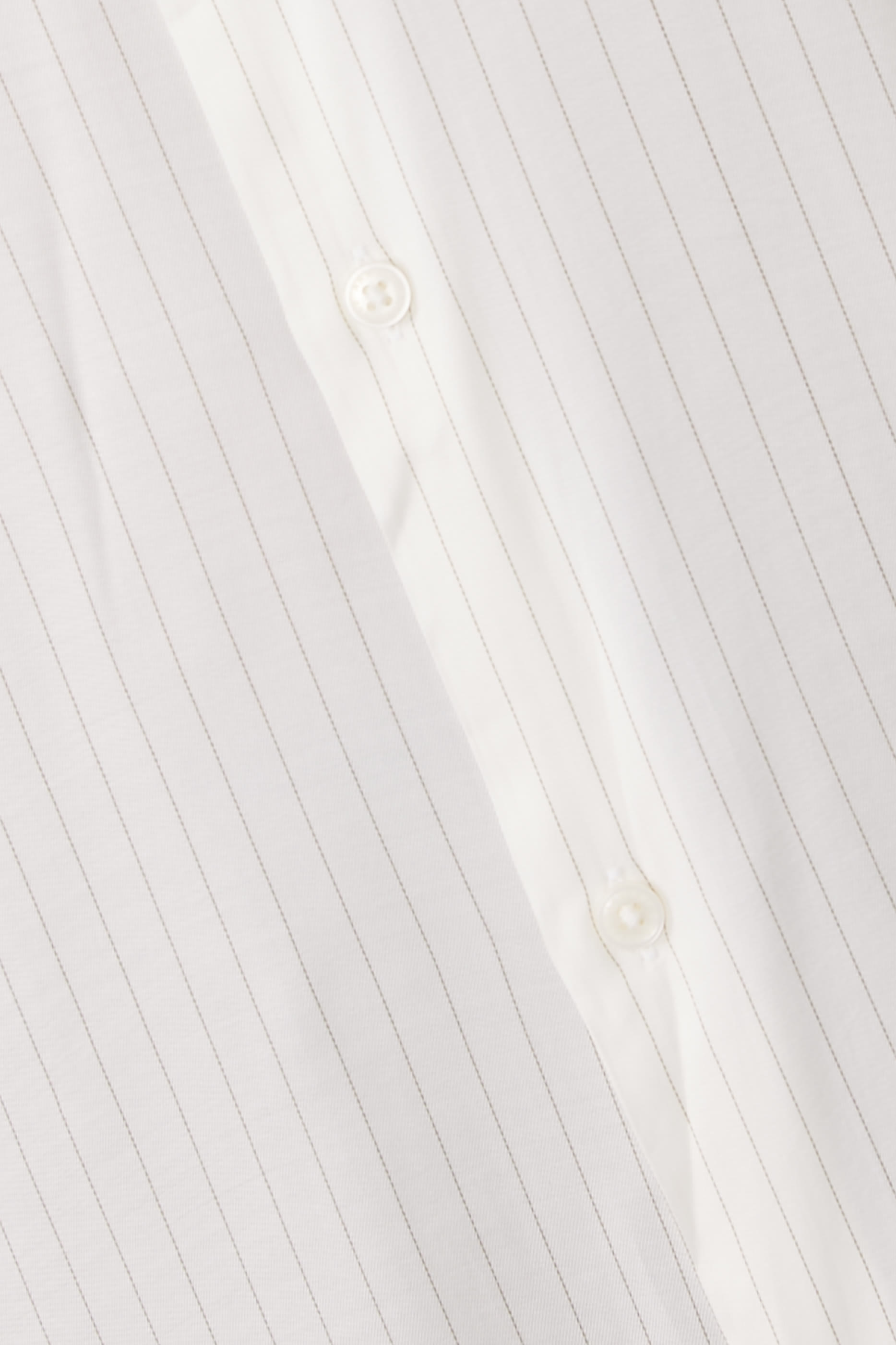 قميص بقصة عادية وخطوط