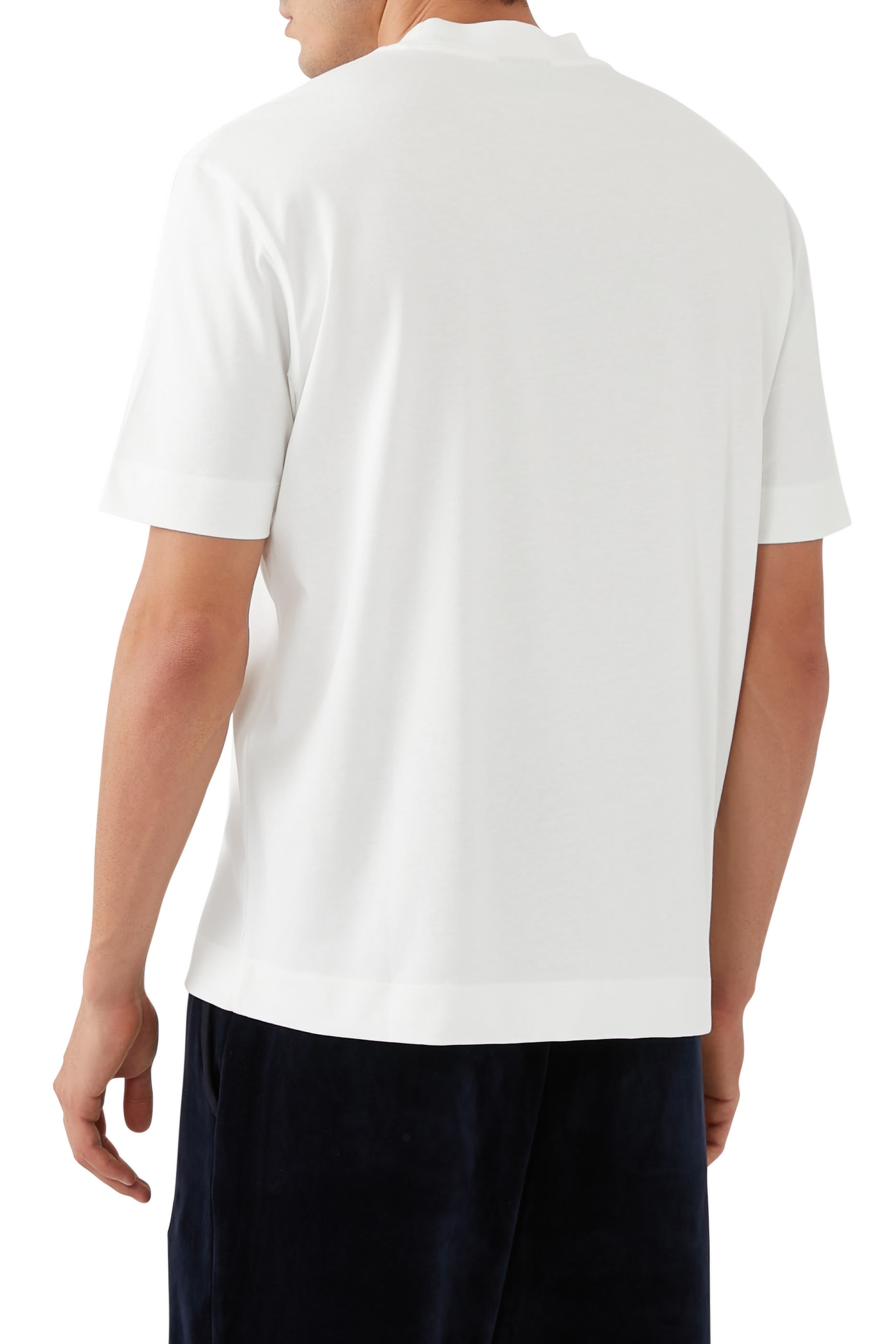 تيشيرت بشعار الماركة بحجم كبير