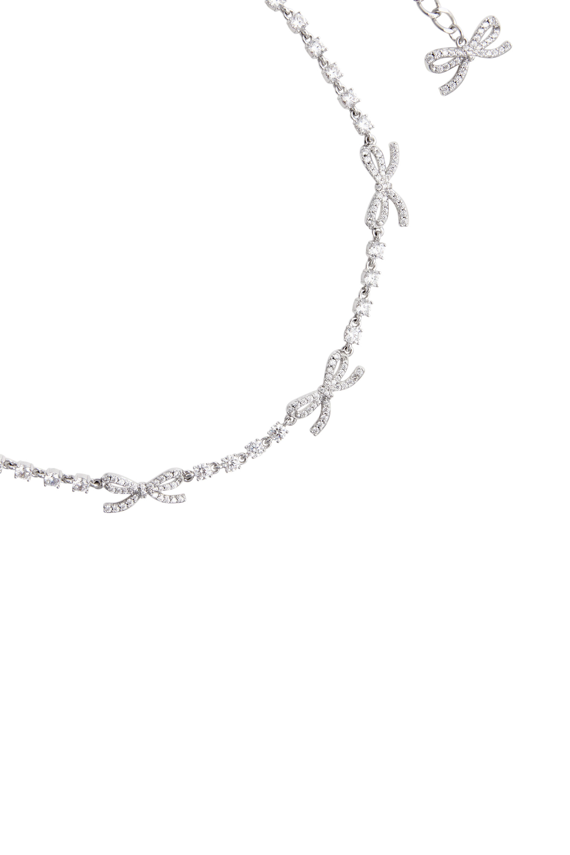 قلادة مزينة بعقدة مرصعة بالكريستال