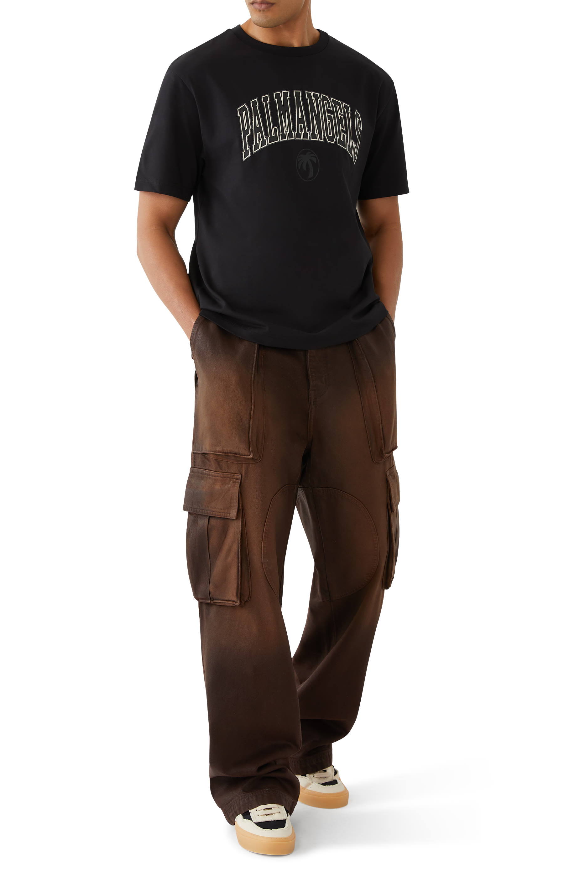 تيشيرت بشعار الماركة بتصميم جامعي