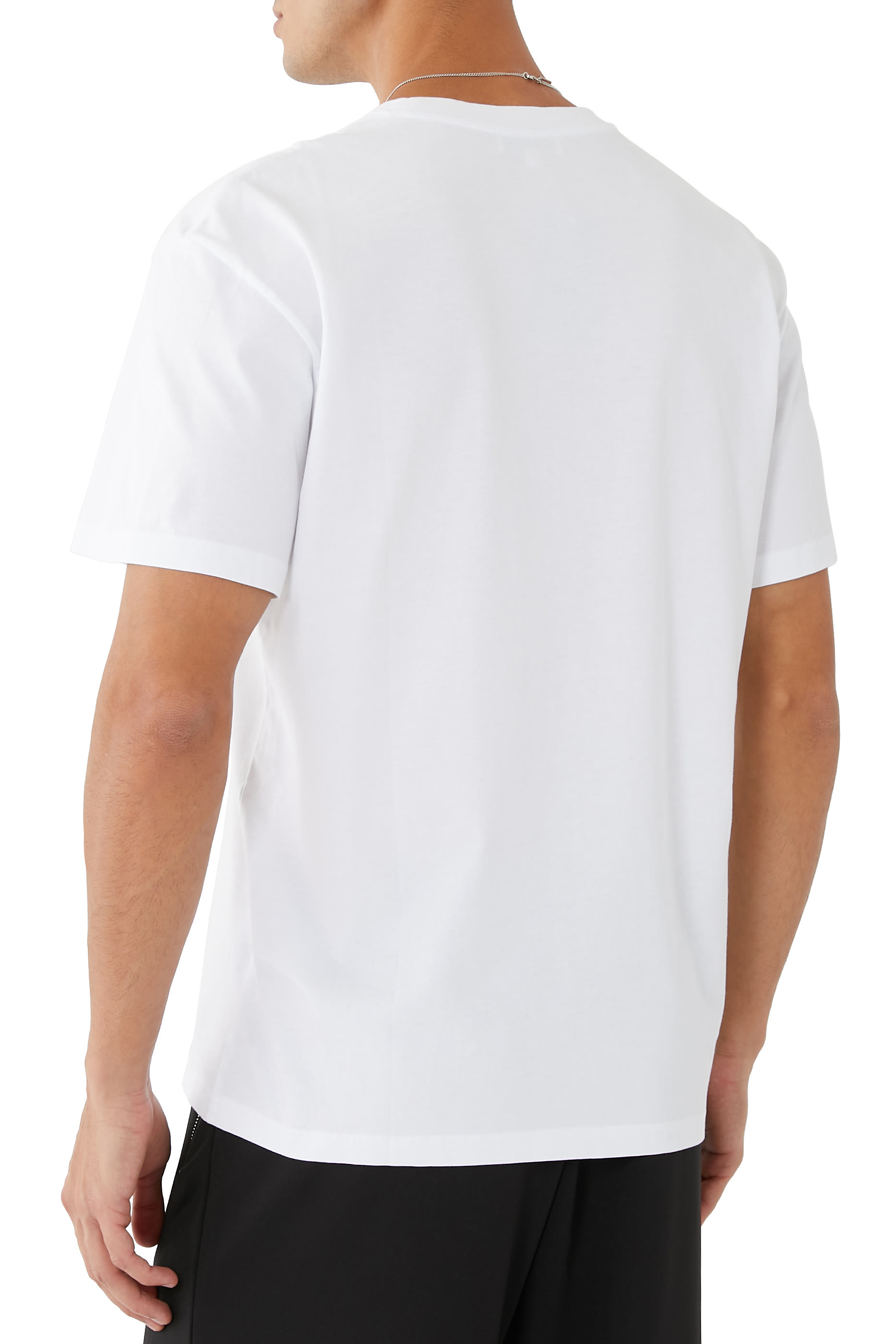 تيشيرت بطبعة قزم عند الصدر