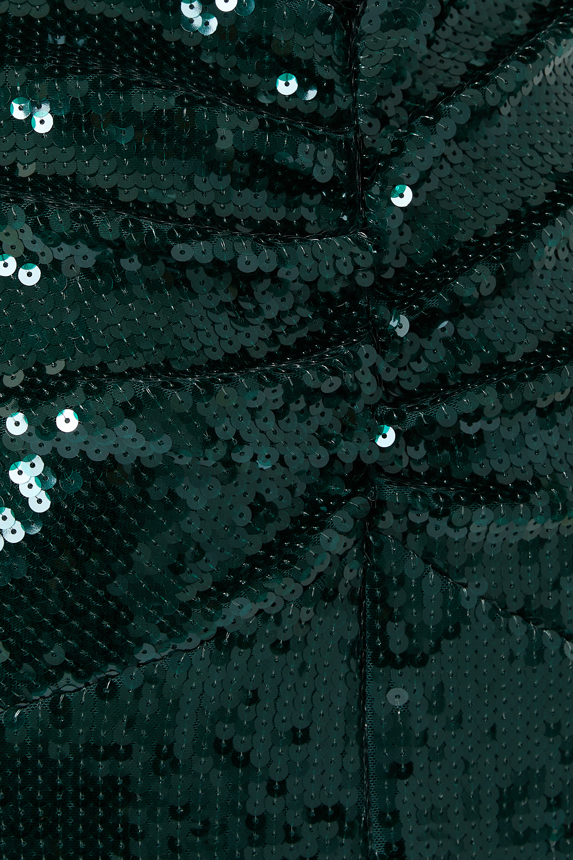 فستان طويل مطرز بترتر