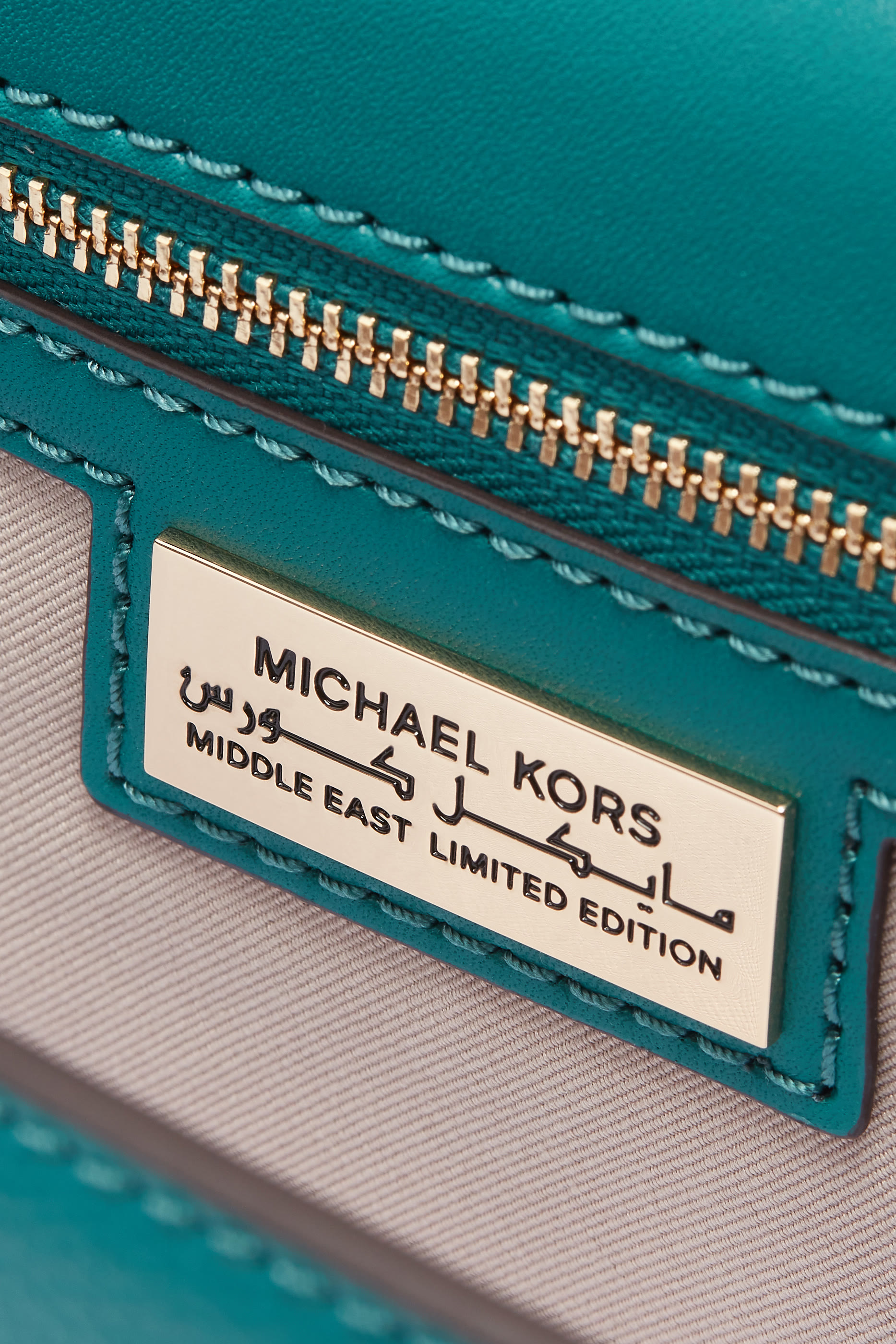 حقيبة بوشيت كارمين متوسطة جلد بارز الملمس