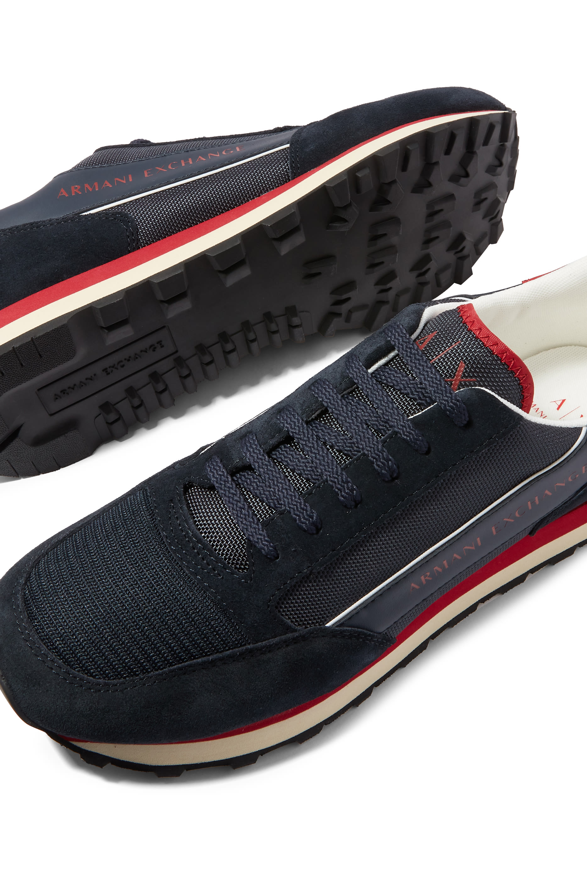 سنيكرز شمواه مزين بشريط بشعار الماركة