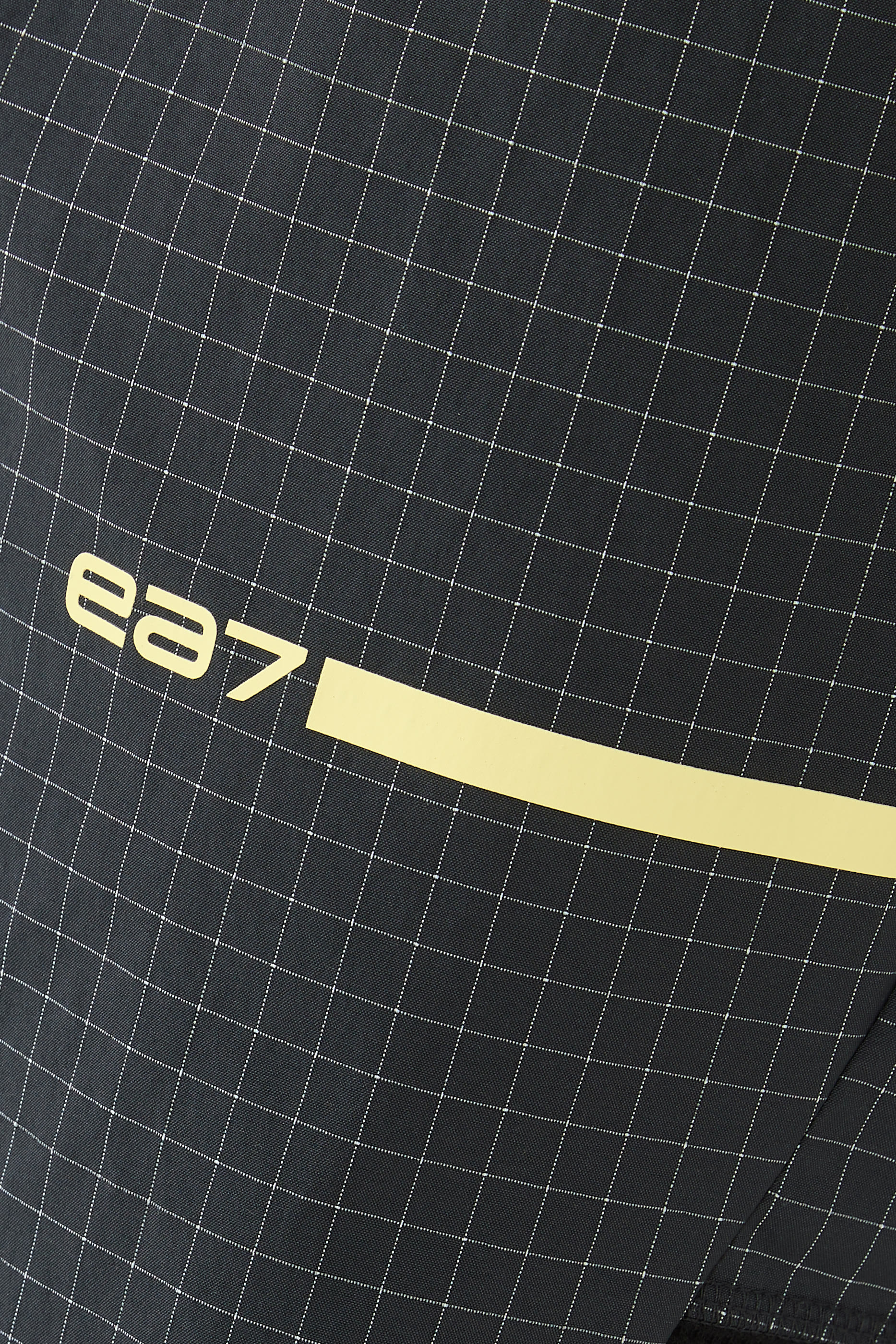 شورت برمودا بشعار الماركة