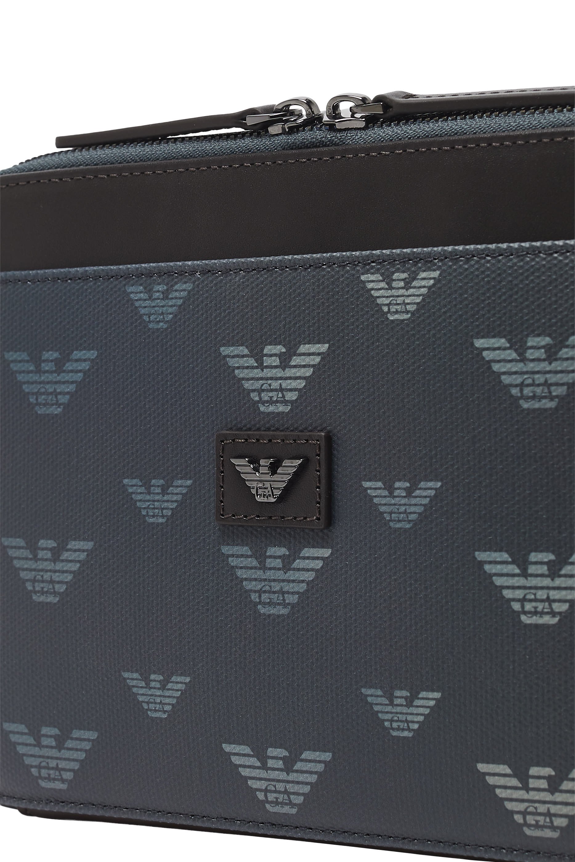 حقيبة كروس بودي مزينة كليا بشعار الماركة قماش قنب مغلف