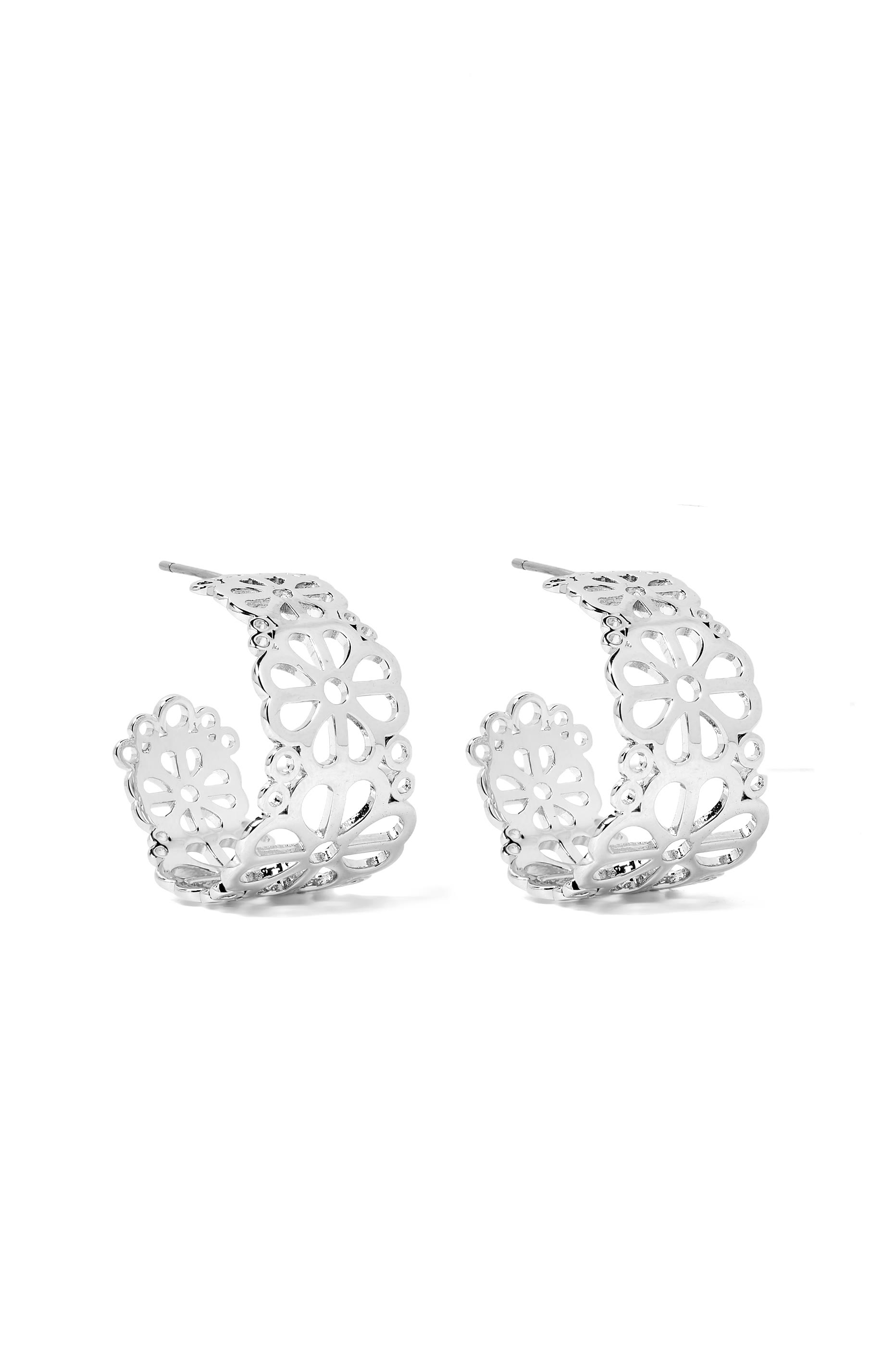 أقراط دائرية بفتحات وزهور بالشكل البستوني، معدن مطلي وفولاذ