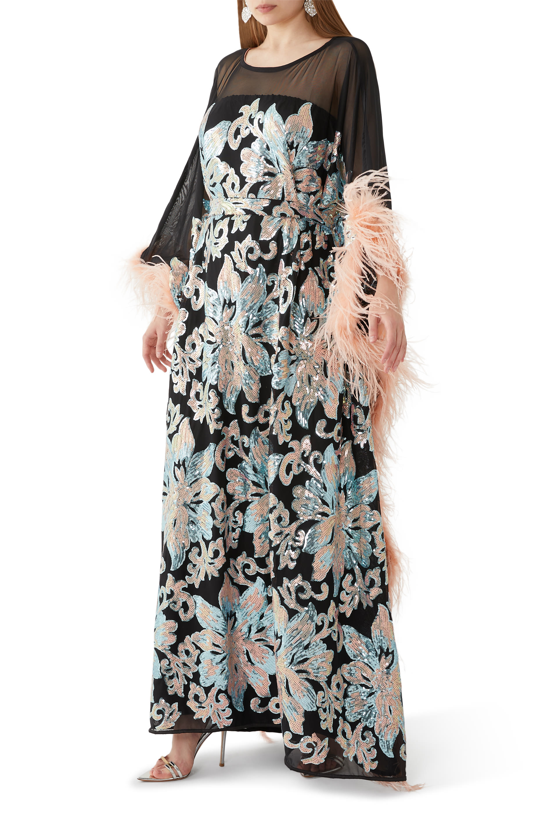 قفطان كوين بتطريزات بالترتر وحواف بالريش