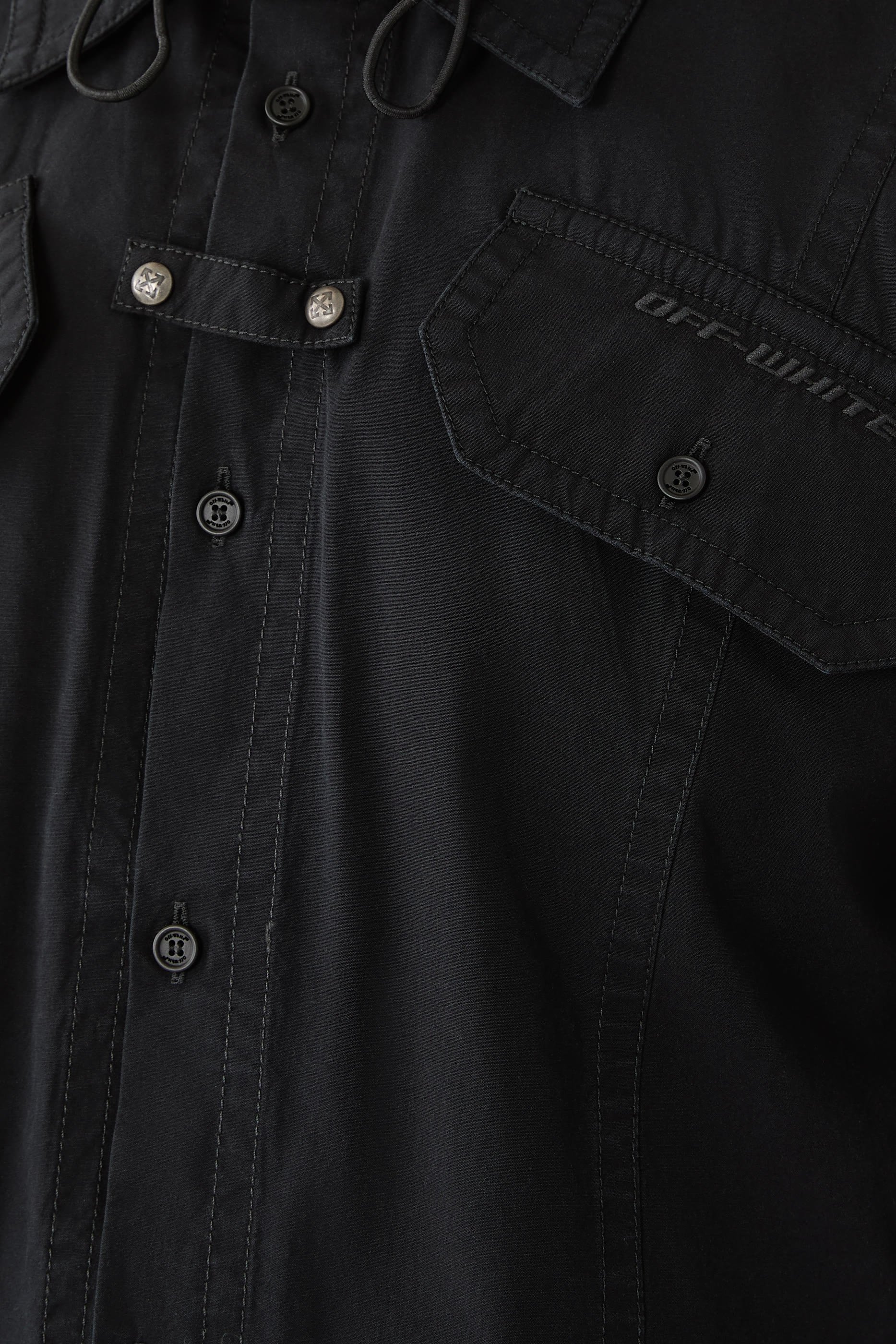 قميص بتصميم عسكري بقصة عادية وراية مطرزة بوبلين